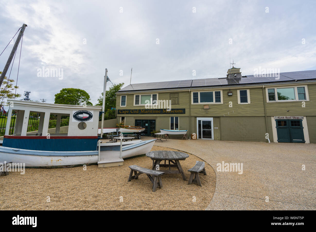 Hyannis, MASSACHUSETTS - le 10 juin 2019 : Le Musée Maritime de Cape Cod entrée arrière montre leur toit est recouvert de panneaux solaires Banque D'Images