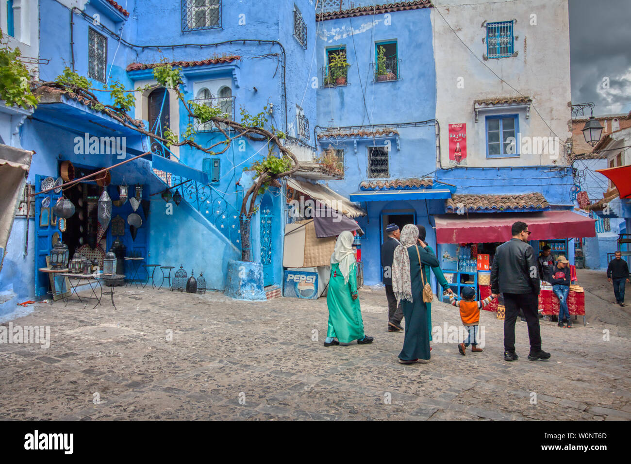 Chefchaouen, Maroc - Mai 03, 2019 : le peuple marocain en flânant dans l'une des belles rues de Chefchaouen, la soi-disant ville bleue en raison de Banque D'Images