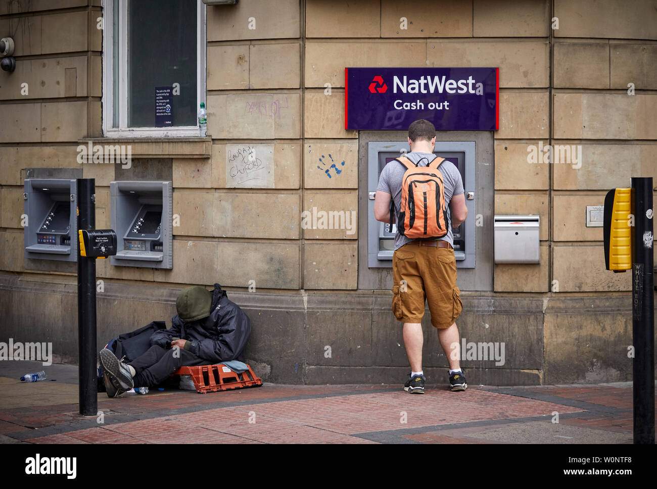 Le centre-ville de Manchester, Natwest cash machine ATM avec personne à côté de l'ensemble de la mendicité dans le distributeur mural Banque D'Images