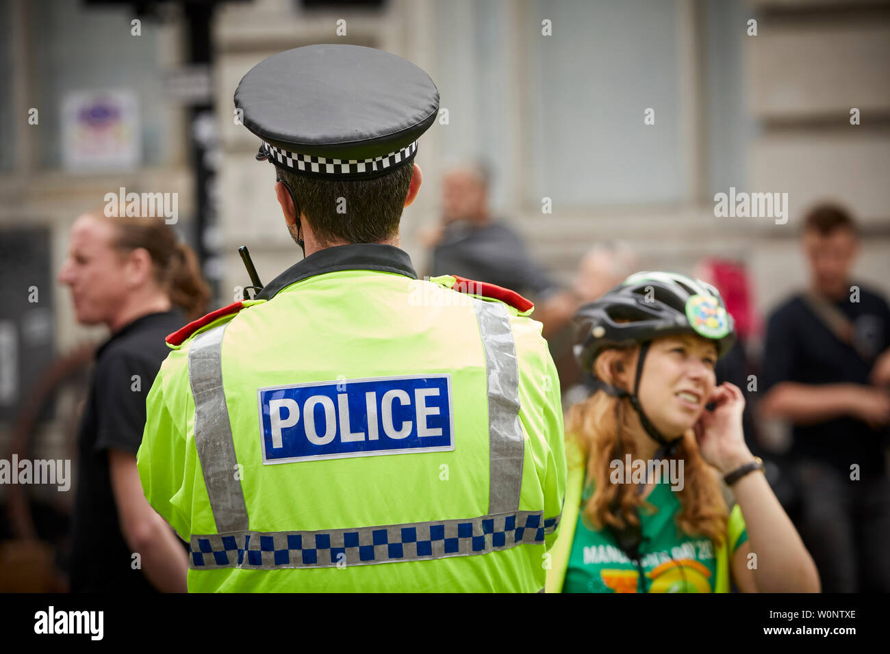 Le centre-ville de Manchester, de retour d'un policier en uniforme PC Banque D'Images