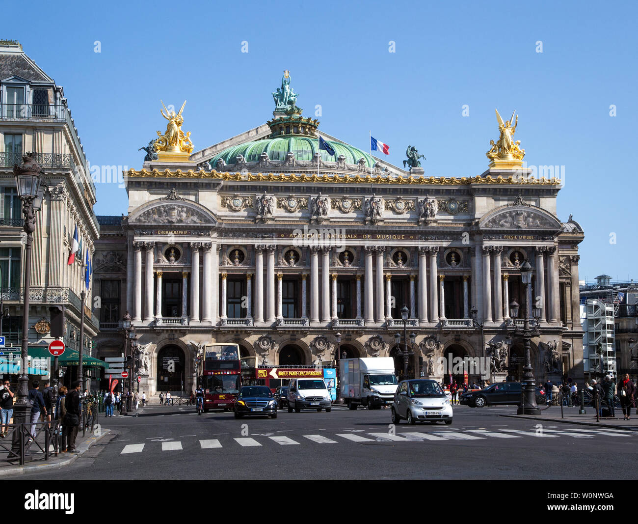 Académie de musique à Paris France (L'ACADÉMIE DE MUSIQUE) également connu sous le nom de Paris Opera est opulent et surmonté de statues d'or Banque D'Images