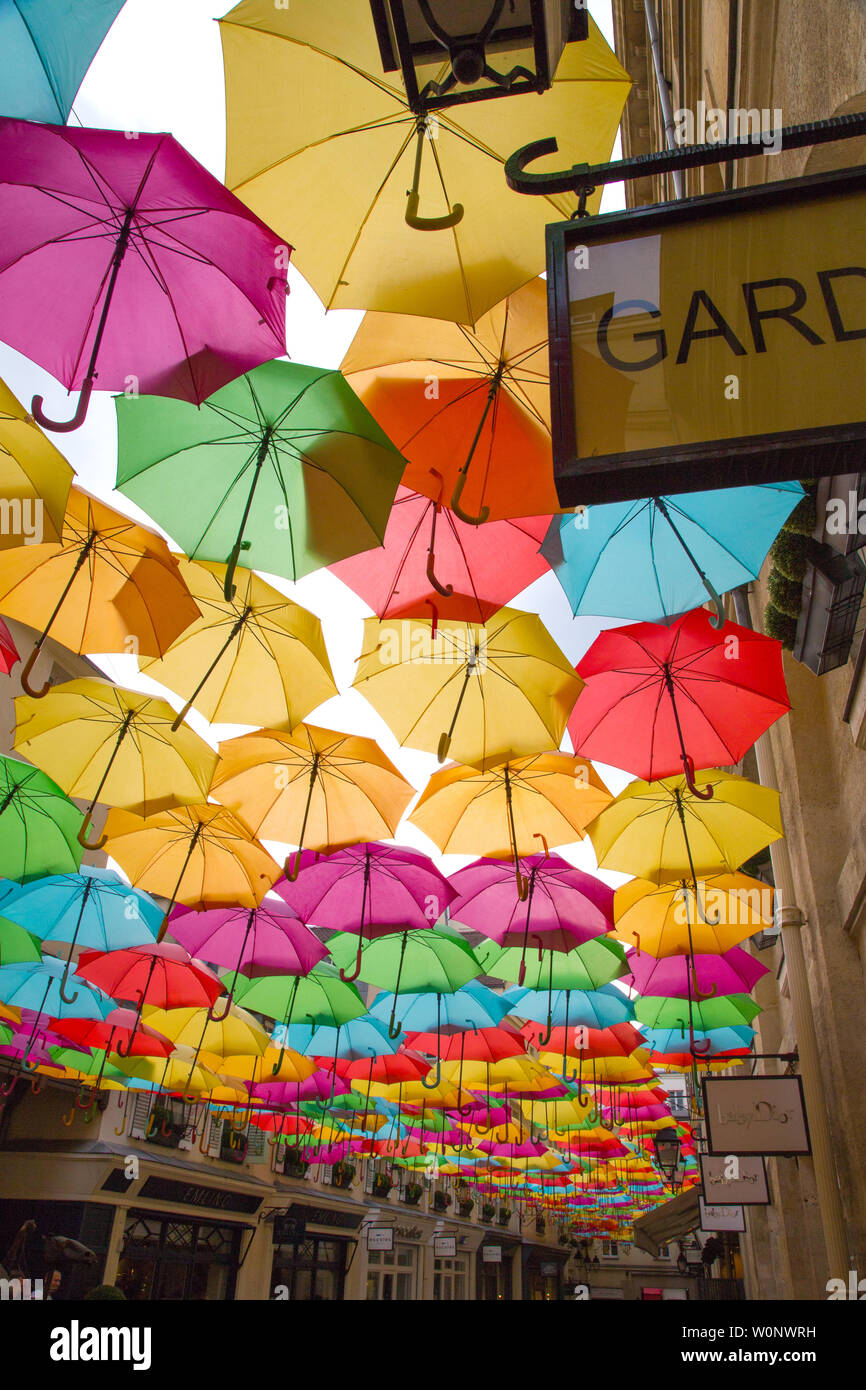Le projet de ciel parapluie par Patricia Cunha deligts aux visiteurs Le  Village Royal à Paris France Photo Stock - Alamy