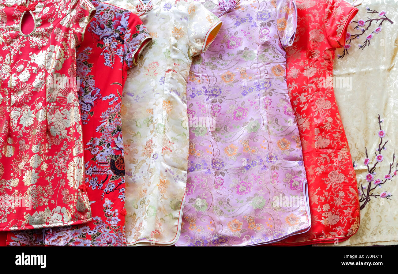 Groupe de Qipao (robe robe chinoise) pour les femmes. Robe Qipao est costume pour porter dans le Nouvel An chinois Banque D'Images