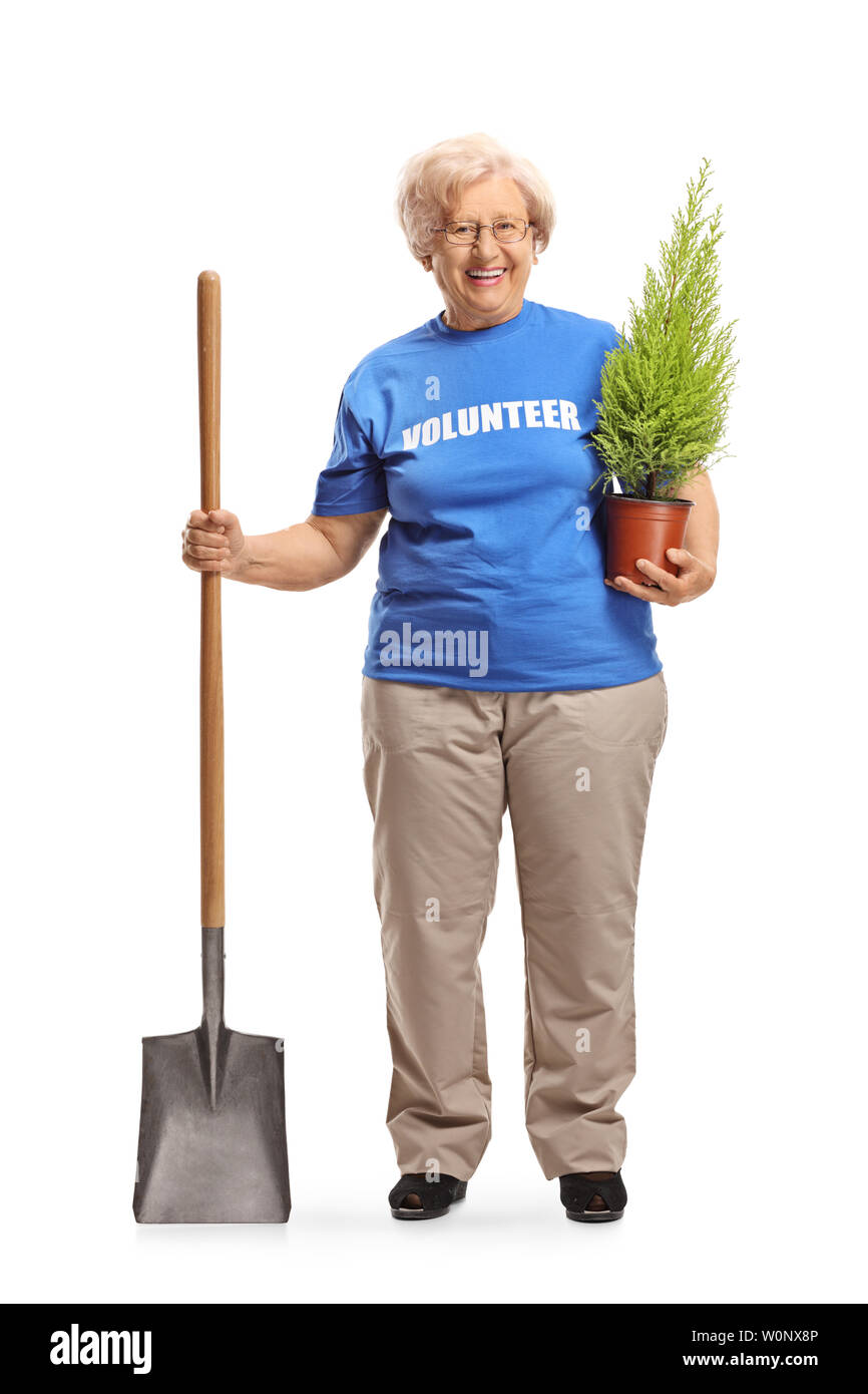 Full Length portrait of a senior woman volontaire avec une pelle et un plant isolé sur fond blanc Banque D'Images