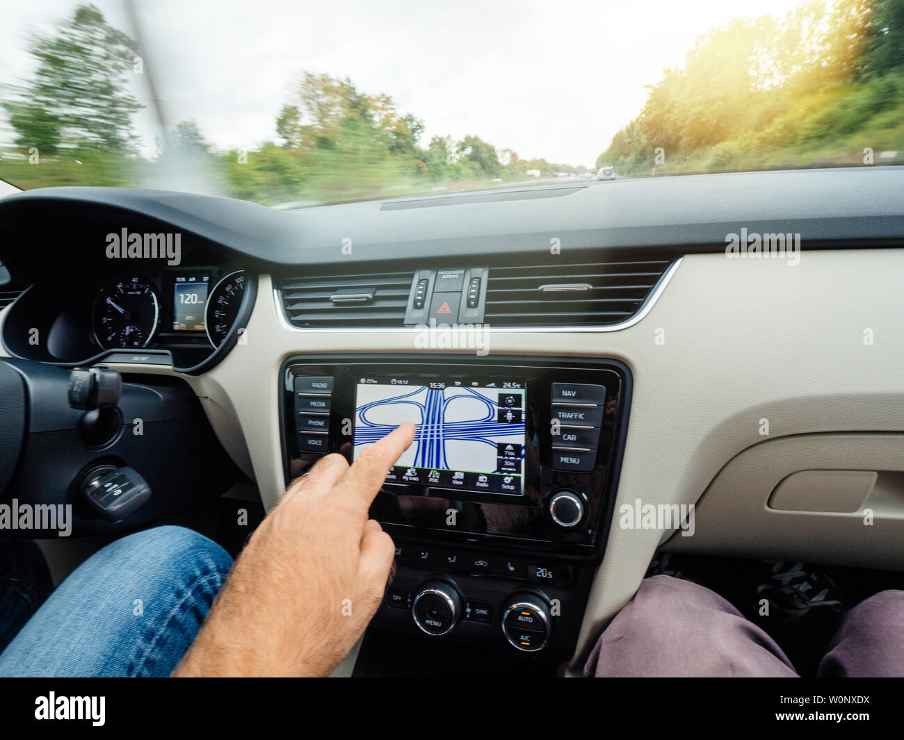 Cologne, Allemagne - 15 août 2018 : man main pointant vers le rond-point multiples sur la voiture modèle GPS intégré dans le tableau de bord de l'autoroute allemande Banque D'Images