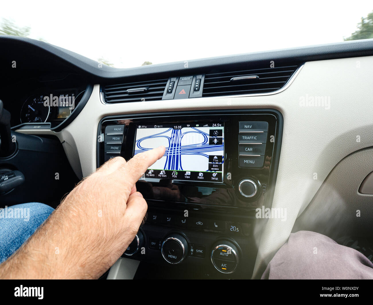 Cologne, Allemagne - 15 août 2018 : man main pointant vers le rond-point multiples sur la voiture modèle GPS intégré dans le tableau de bord de l'autoroute allemande Banque D'Images