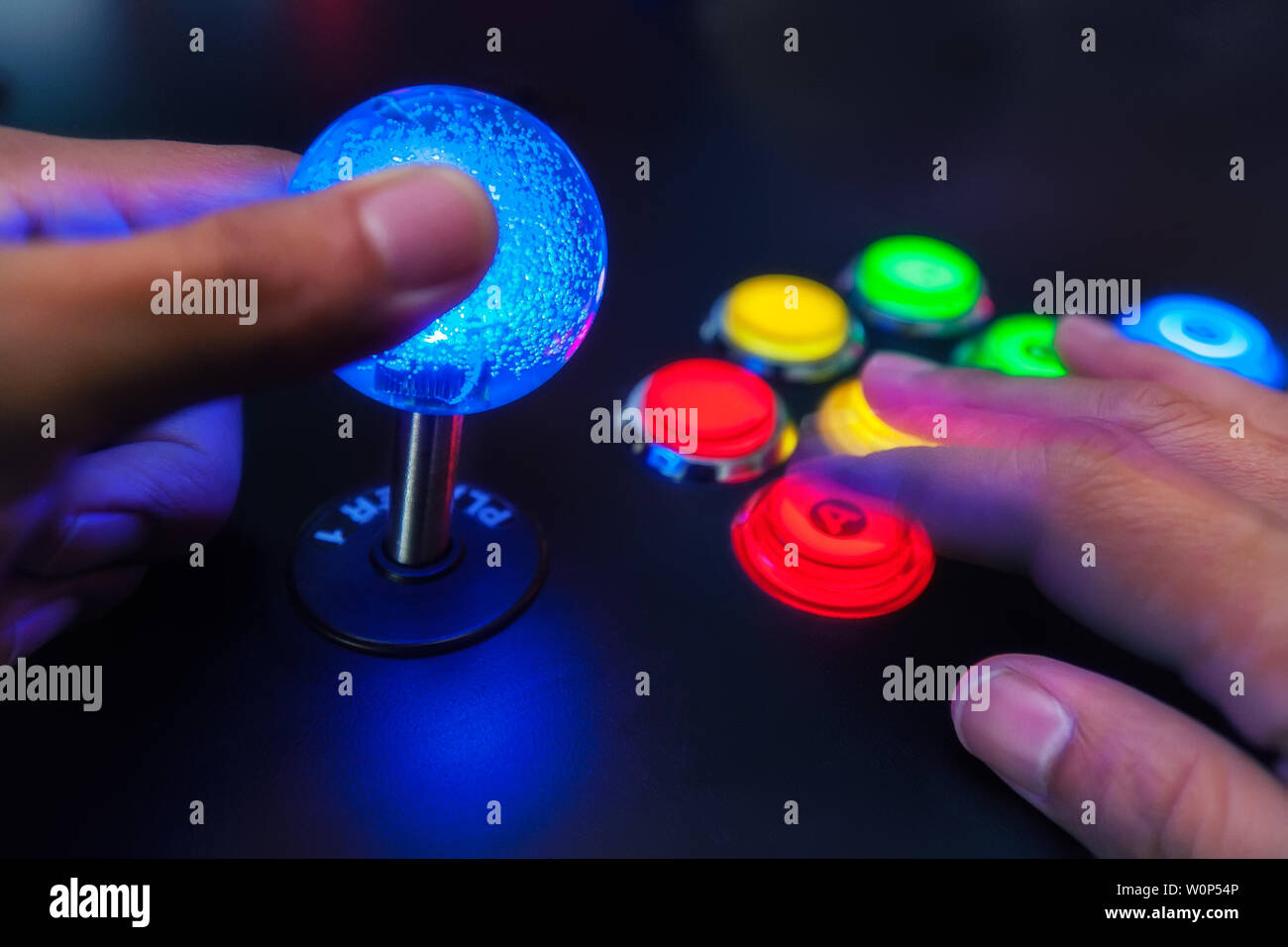 Joueur de jeu vidéo classique à l'aide d'une bulle éclairé haut joystick et bouton de chasse mise en page. Banque D'Images
