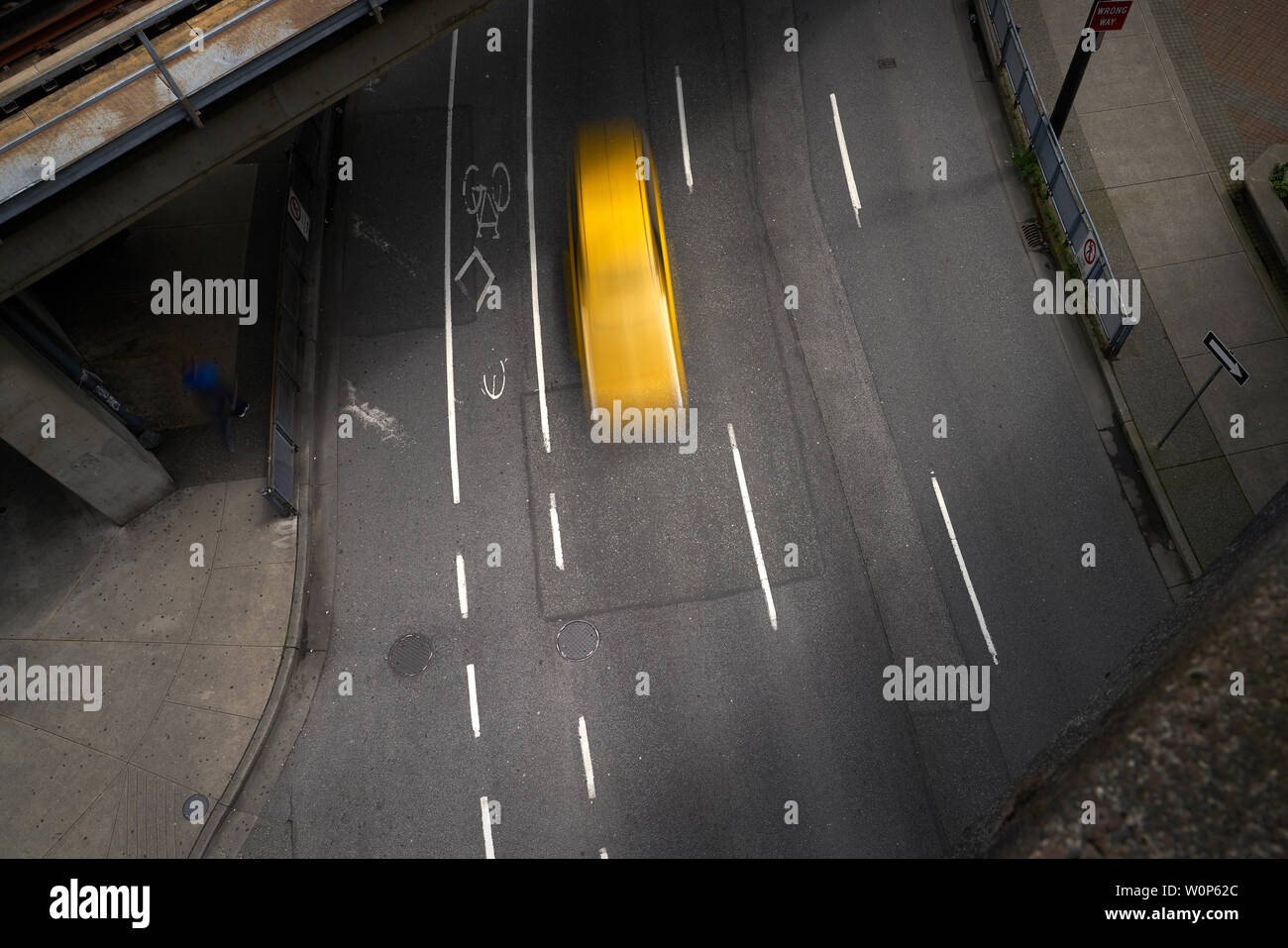 Urban Street downtown flou. Vue aérienne d'une grande ville, rue urbain avec un taxi. Vitesse d'obturation lente crée l'effet de flou. Banque D'Images