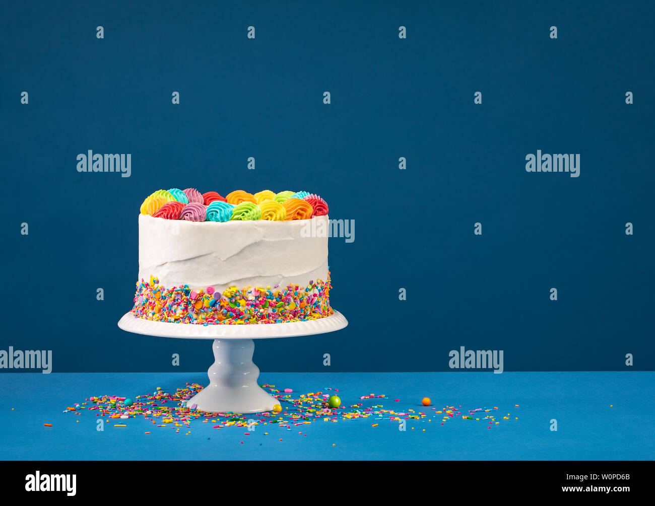Anniversaire Gateau Avec Du Glacage Arc En Ciel Vermicelles Colores Sur Un Fond Bleu Photo Stock Alamy Anniversaire Gateau Avec Du Glacage Arc En Ciel Vermicelles Colores Sur Un Fond Bleu Photo Stock Alamy