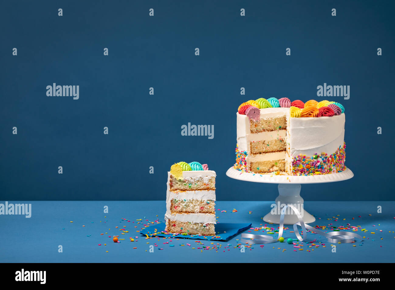 Tranches De Gateau D Anniversaire Confettis De Couleur Arc En Ciel Avec Du Glacage Et Saupoudre Sur Un Fond Bleu Photo Stock Alamy