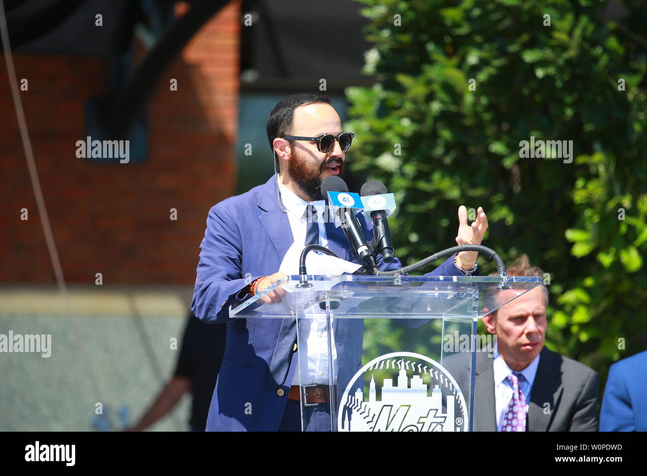 NEW YORK, NEW YORK - Le 27 juin : Membre du Conseil de NEW YORK Francisco Moya prend la parole lors d'une cérémonie honorant Mets de la renommée Tom Seaver en dehors de Citi Field en Coro Banque D'Images
