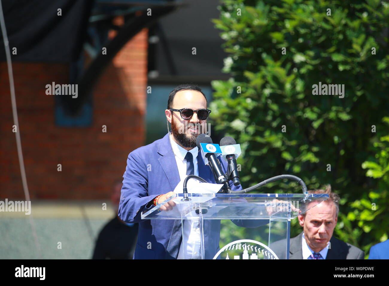 NEW YORK, NEW YORK - Le 27 juin : Membre du Conseil de NEW YORK Francisco Moya prend la parole lors d'une cérémonie honorant Mets de la renommée Tom Seaver en dehors de Citi Field en Coro Banque D'Images