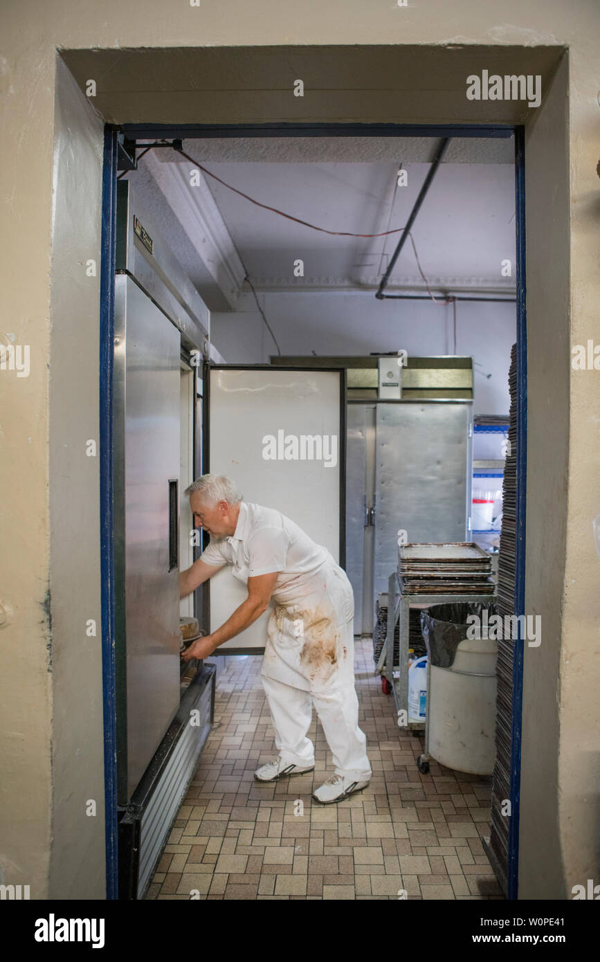 Portrait of senior man working in bakery Banque D'Images