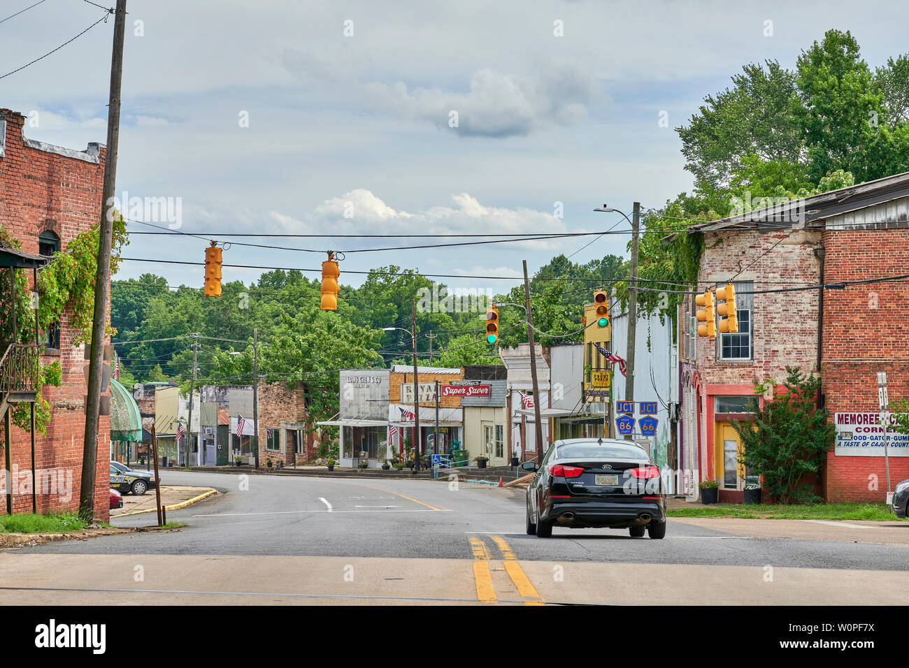 Une seule voiture de la conduite sur la rue principale d'une petite ville de l'Amérique rurale, Alabama, Etats-Unis. Goodwater Banque D'Images