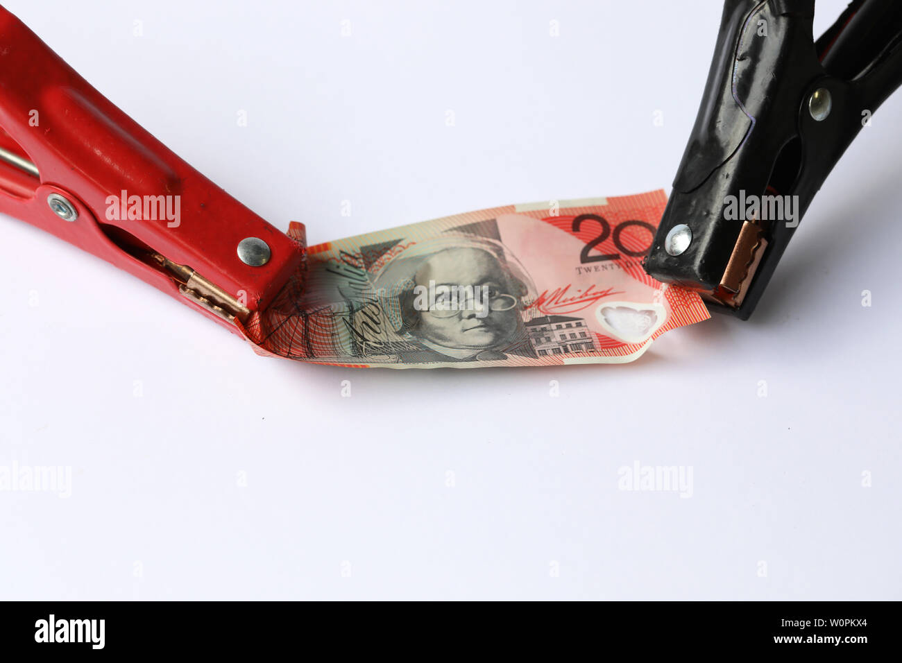 Dollar australien vingt 20 détenu par les colliers de liaison. Concept créatif pour soulager la relance de l'argent, services bancaires, financiers, économiques, service hardshi Banque D'Images