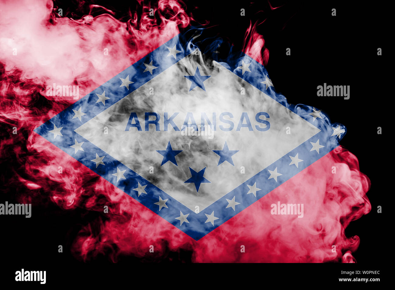 Le drapeau national de l'Etat américain de l'Arkansas en contre une fumée grise le jour de l'indépendance en différentes couleurs de bleu rouge et jaune. Une politique Banque D'Images