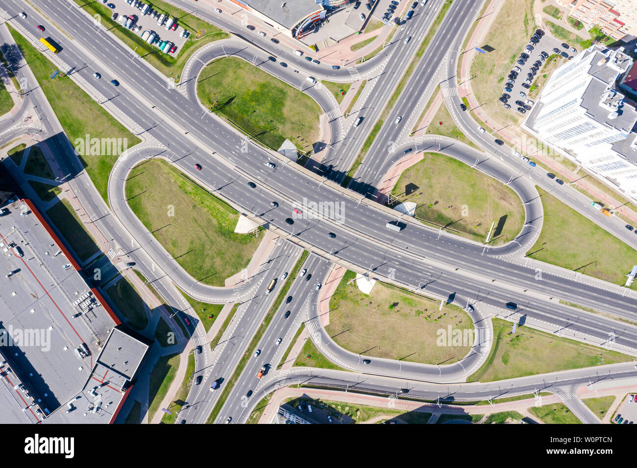 Vue de dessus de l'antenne de l'échangeur de la ville. ville road avec des voitures en mouvement Banque D'Images