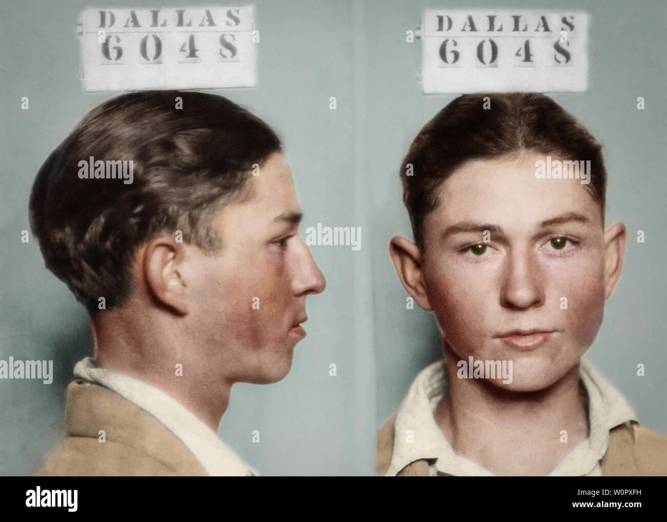 Plan de vol colorisé d'un jeune homme, Clyde Barrow, à Dallas avec des vues de face et de côté. Un jeune Clyde Barrow de la renommée de Bonnie et Clyde arrêté à Dallas - Bonnie Elizabeth Parker et Clyde Champion Barrow étaient un couple criminel américain qui a voyagé dans le centre des États-Unis avec leur gang pendant la Grande dépression, connu pour leurs vols de banque, bien qu'ils préfèrent voler de petits magasins ou des stations-service rurales. Leurs exploits ont attiré l'attention de la presse américaine et de son lectorat pendant ce qui est parfois appelé l'ère de l'ennemi public entre 1931 et 1934. Banque D'Images