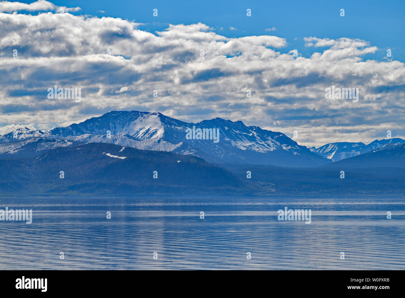 Le Lac Yellowstone et Montagnes Blanches Banque D'Images