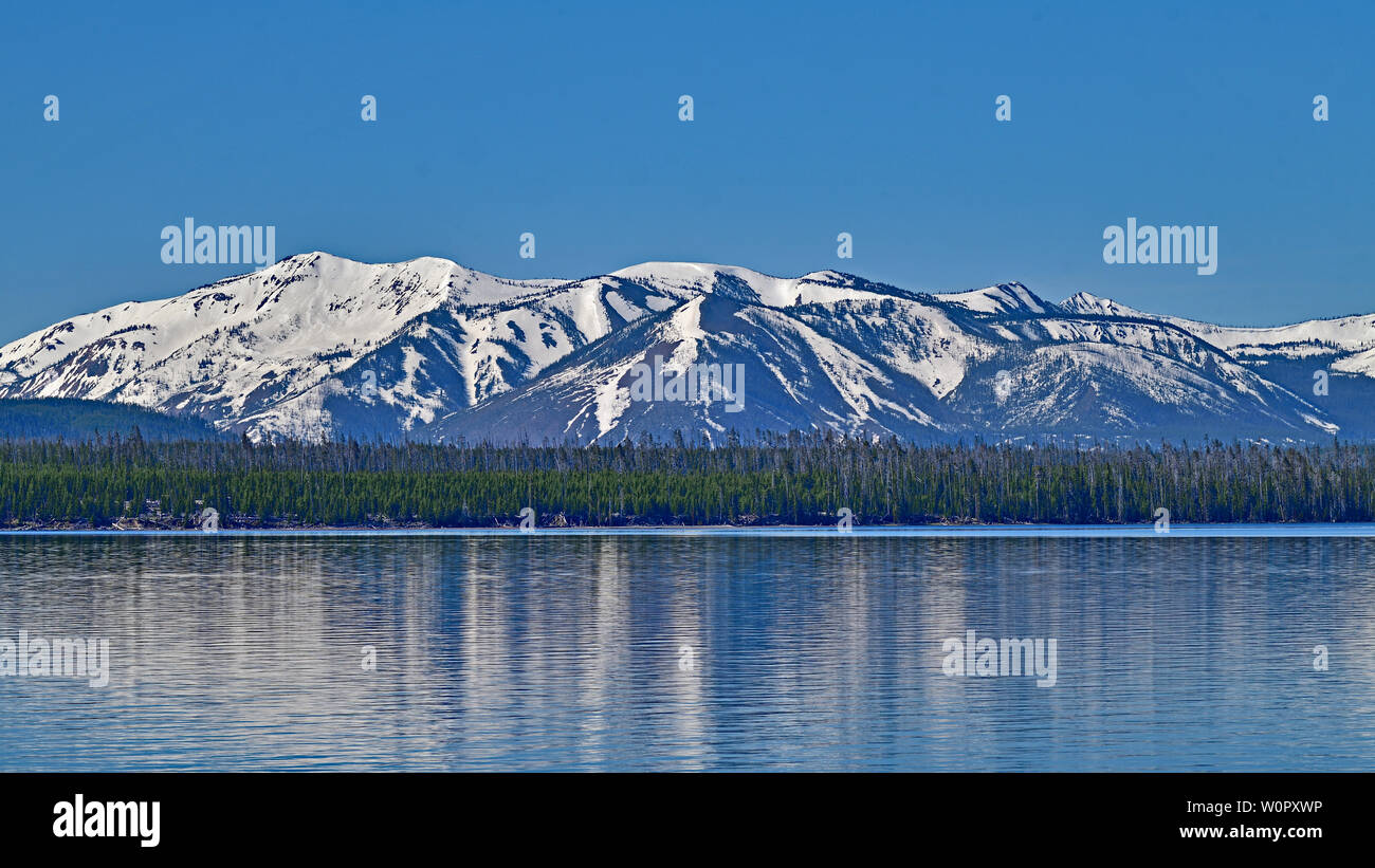 Le Lac Yellowstone et Montagnes Blanches Banque D'Images