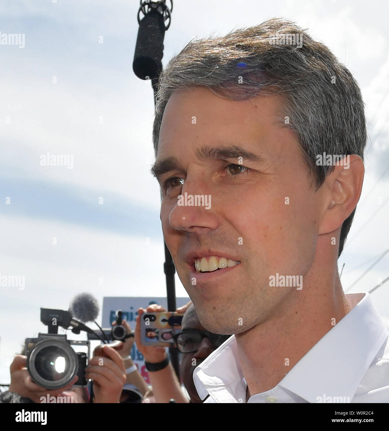 HOMESTEAD, Floride - le 27 juin : la présidence démocratique Beto O'Rourke se dresse sur une échelle comme il a l'air dans l'installation holding enfants migrants en face d'un centre de détention. Le très controversé centre de détention à but lucratif détient environ 2 300 enfants âgés de 13 à 17, qui ont été placés sous la garde du ministère de la Santé et des Services après avoir été détenu à la frontière le 27 juin 2019.Le 26 juin 2019 à Homestead en Floride Personnes : Beto O'Rourke Banque D'Images