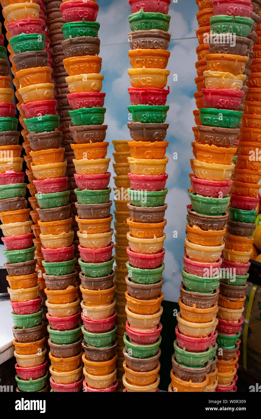 Plusieurs empilés colorés des cornets de crème glacée. Banque D'Images