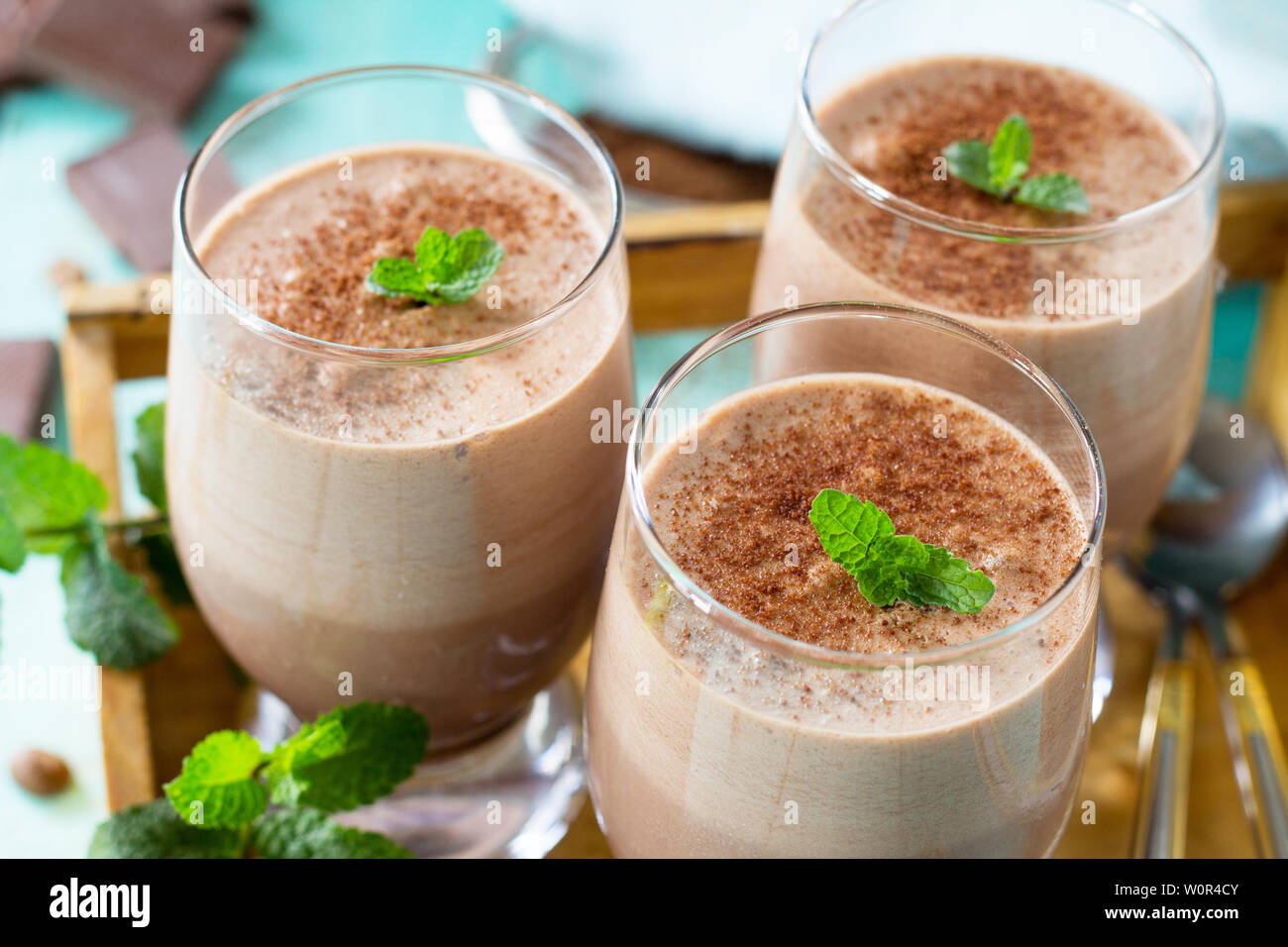 Mousse au chocolat maison-écrou sur fond de bois de la cuisine. Banque D'Images