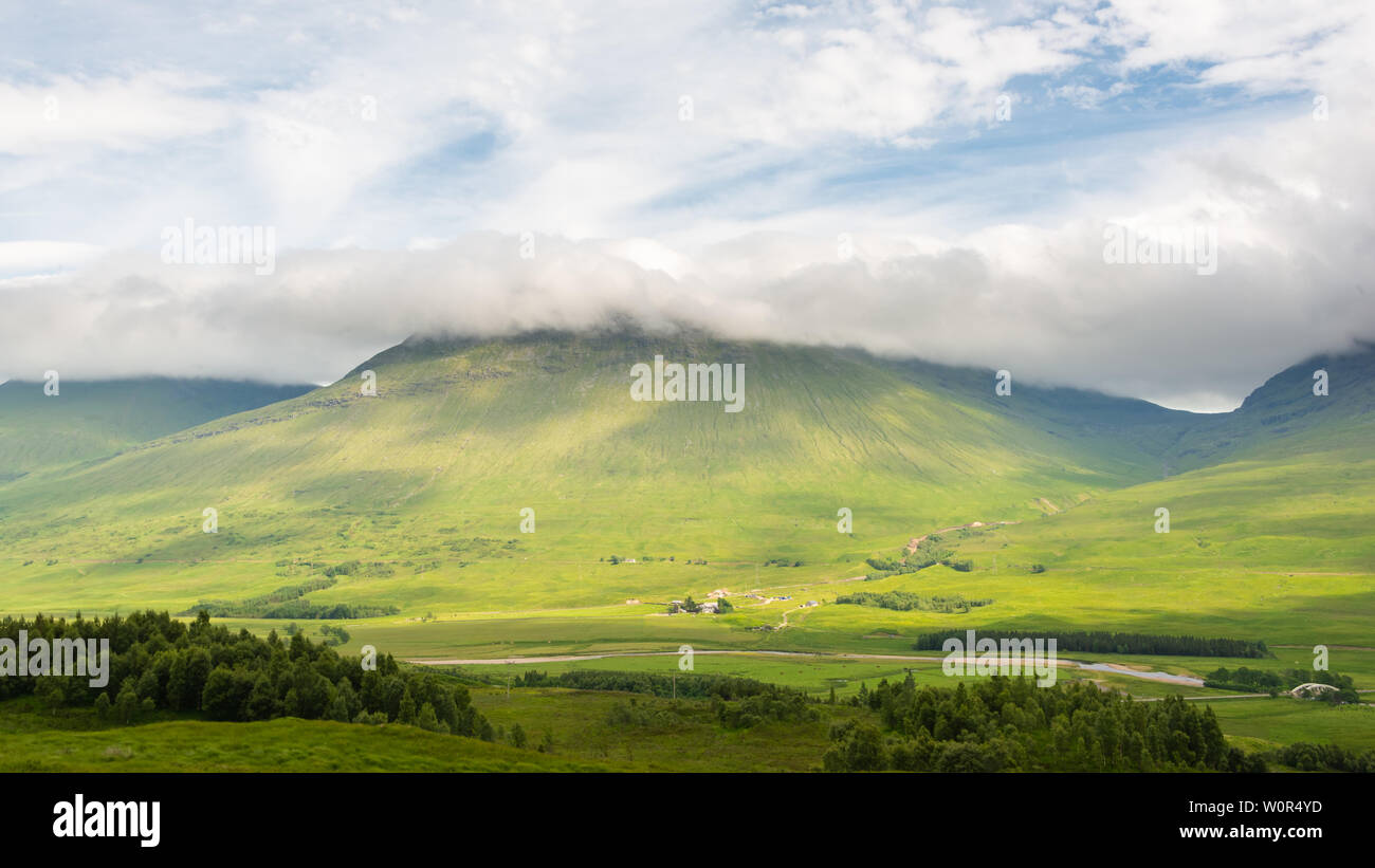 Un paysage des Highlands écossais représentant une scène de montagne enneigées cloud. Banque D'Images