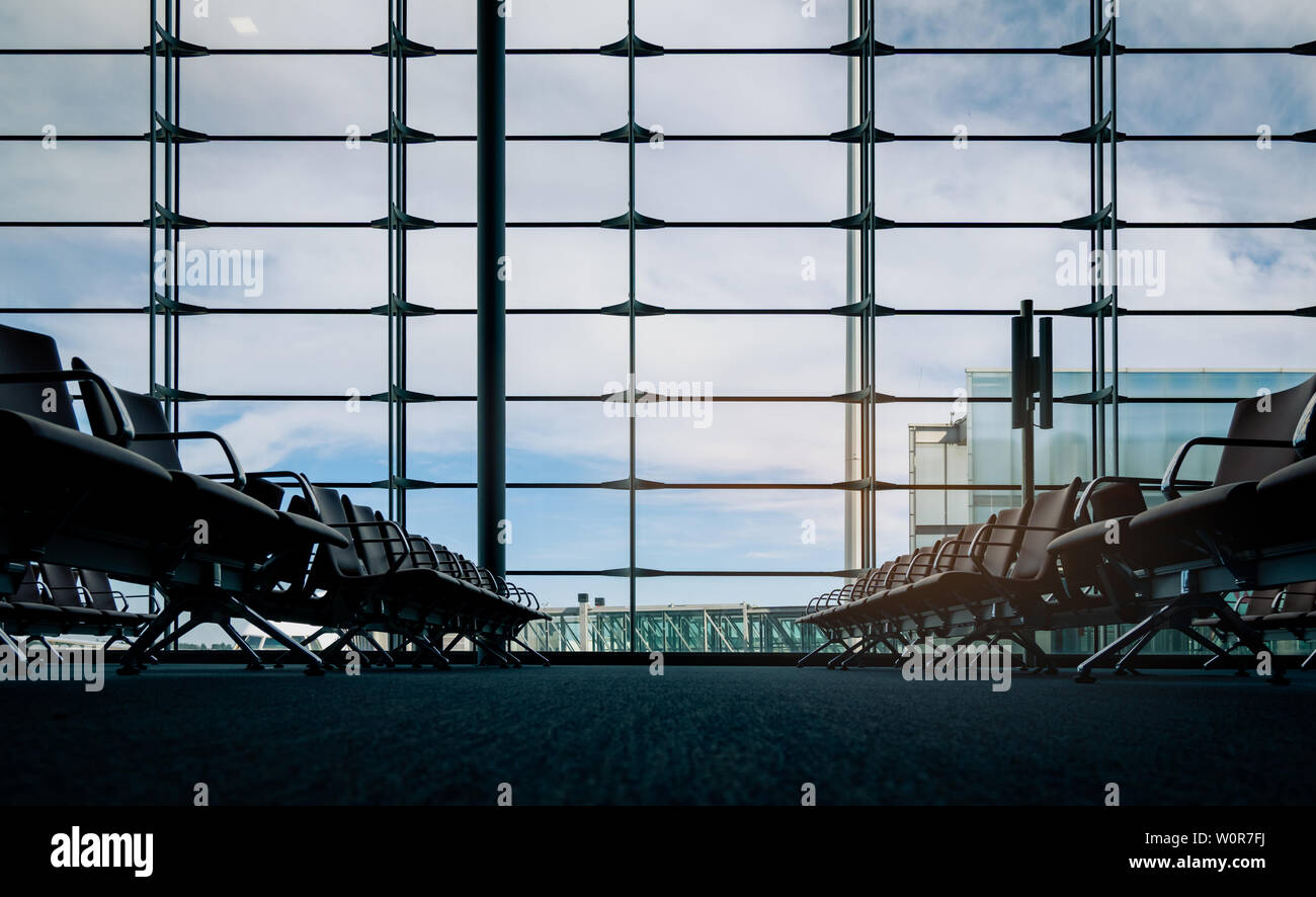 Les sièges des passagers en salle d'embarquement à l'aéroport. Intérieur du terminal de l'aéroport. Chaises en zone de départ de l'international à la porte. Transports Banque D'Images