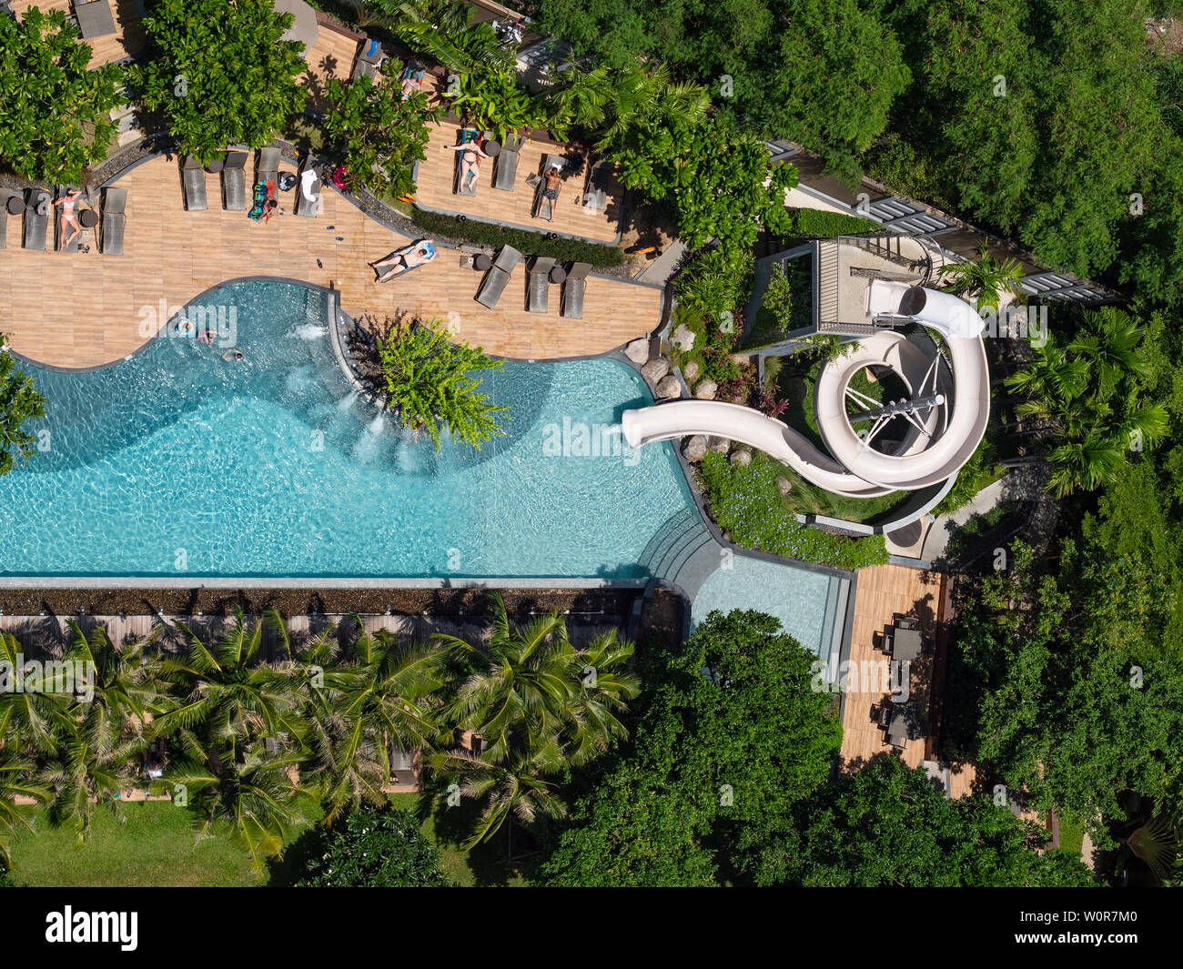 Pattaya, Thaïlande - 15 juin 2019 : les vacanciers se détendre autour d'une piscine à Pattaya, l'une des villes les plus populaires en Asie. Banque D'Images