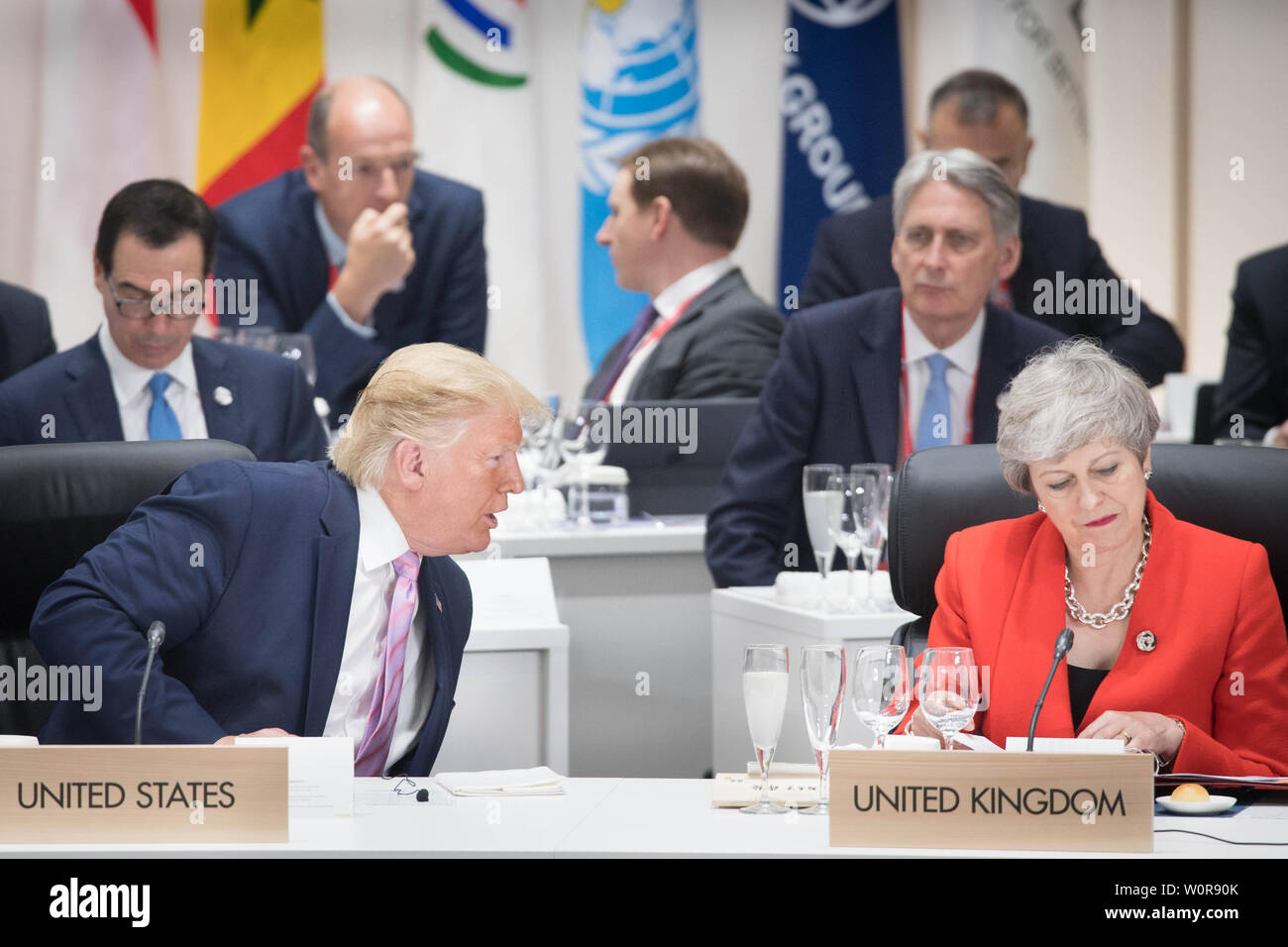 Le président américain, Donald Trump s'entretient avec le Premier ministre britannique Theresa peut, à la première séance de travail du Sommet du G20, à Osaka au Japon. Banque D'Images