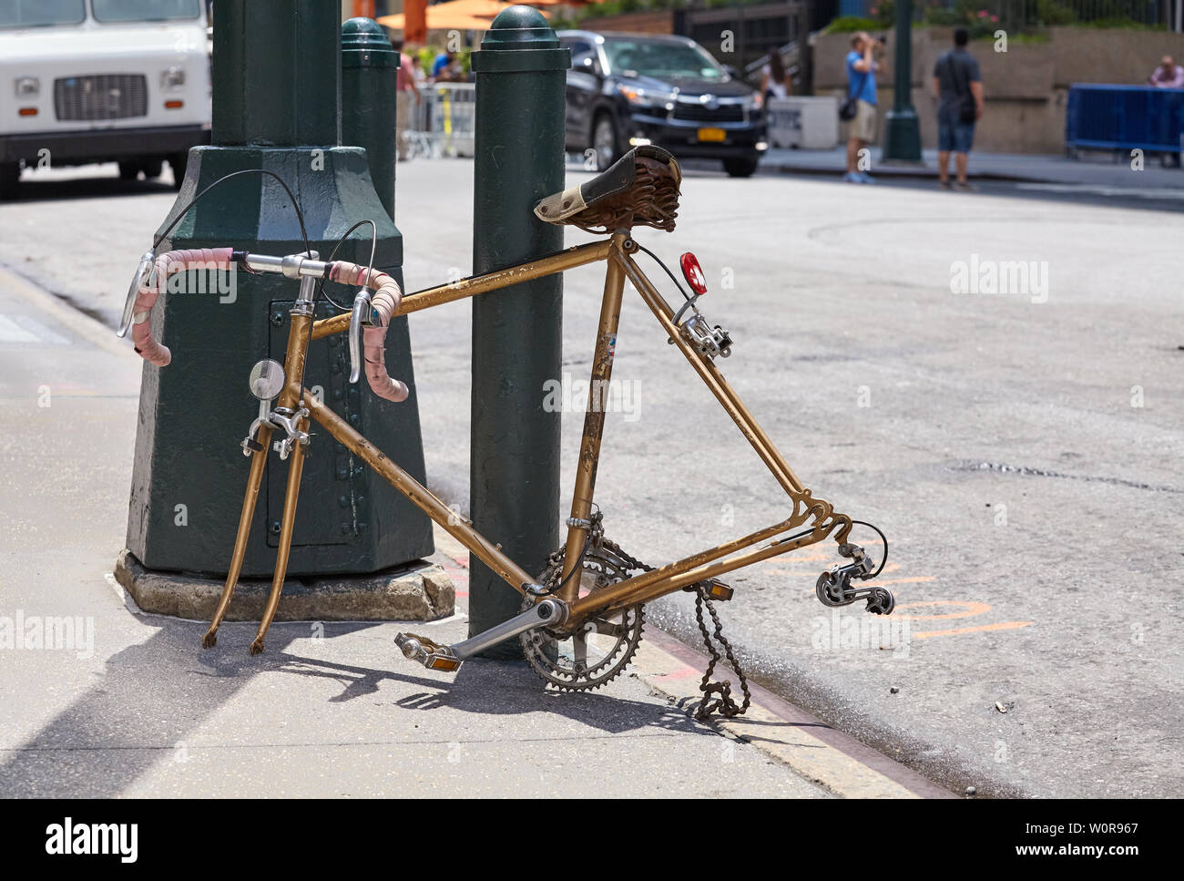 Un vieux vélo de course sans roues sur une rue de Manhattan, New York, USA. Banque D'Images