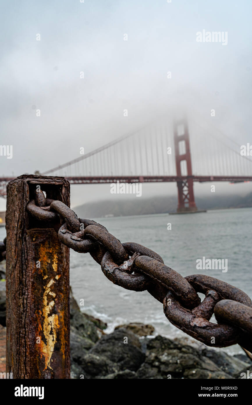 Jour brumeux au Golden Gate Bridge Banque D'Images