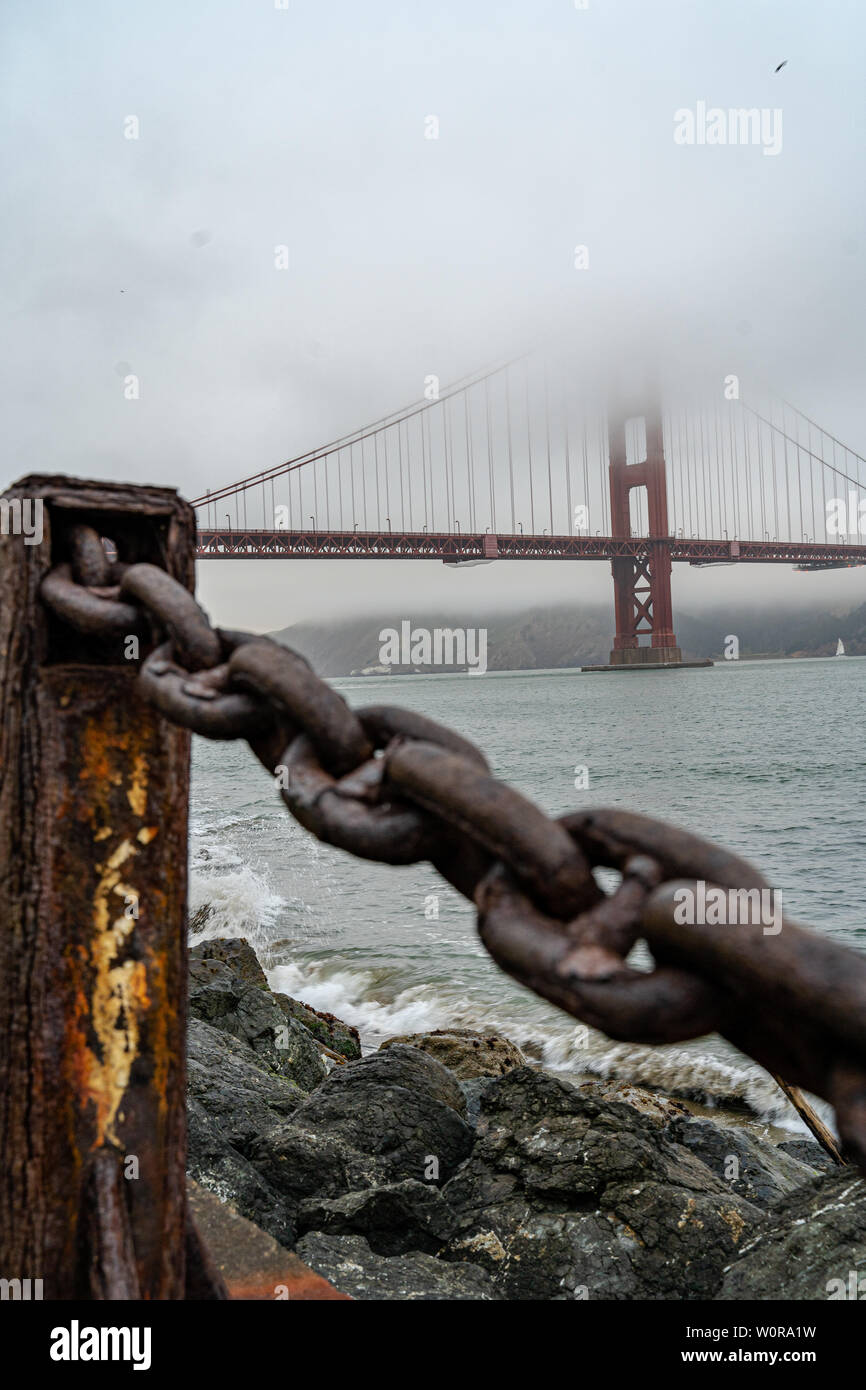 Jour brumeux au Golden Gate Bridge Banque D'Images