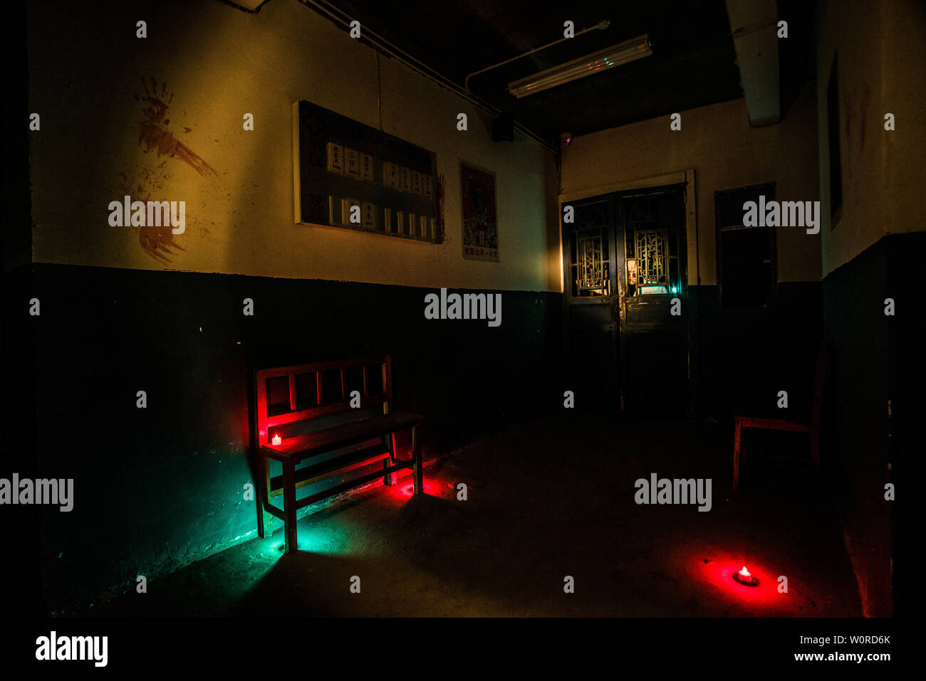 Maison hantée d'horreur sur le thème de l'hôpital, pièce secrète s'échapper. Banque D'Images