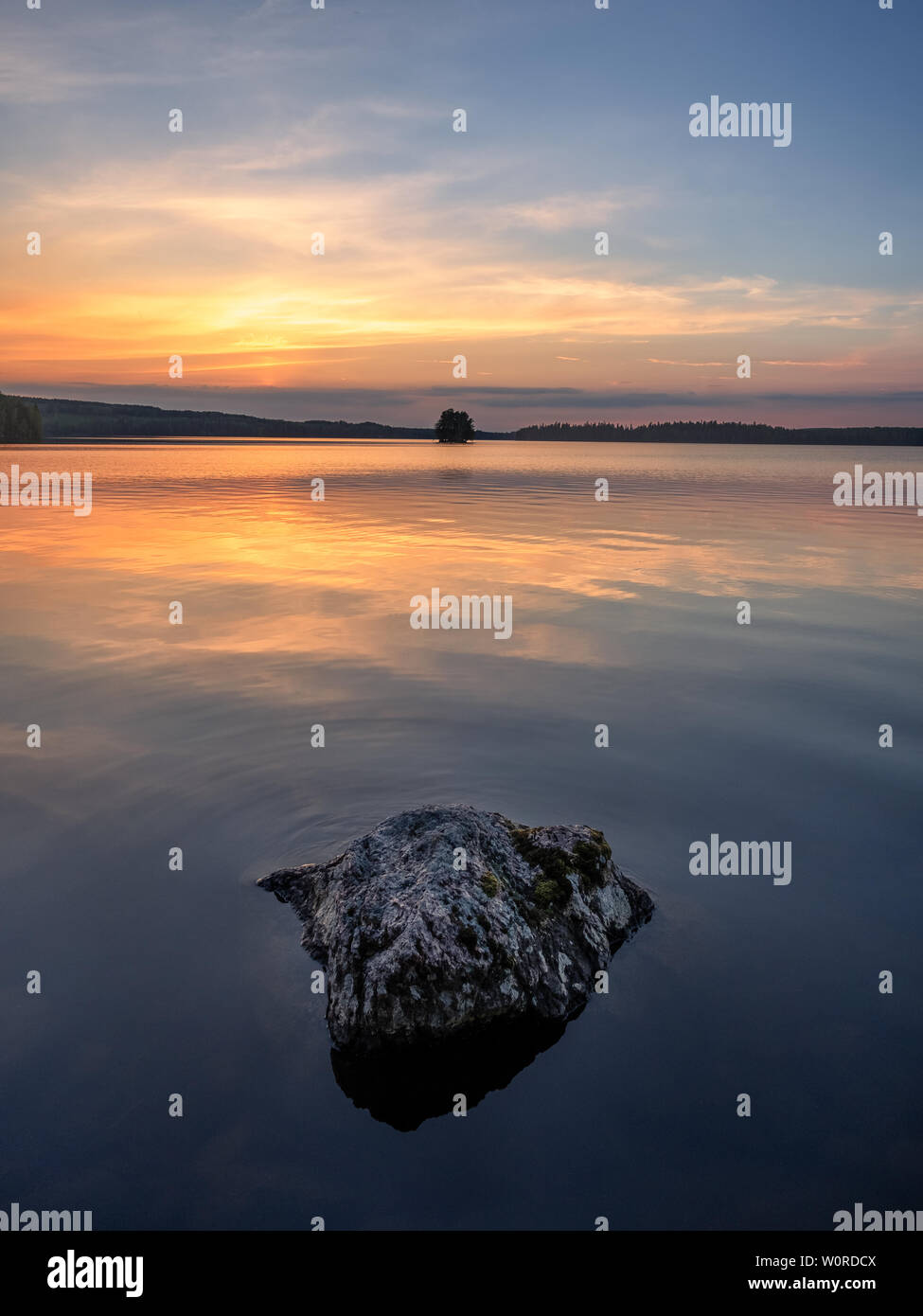 Paysage panoramique avec magnifique coucher de soleil et le lac au soir d'été en Finlande Banque D'Images