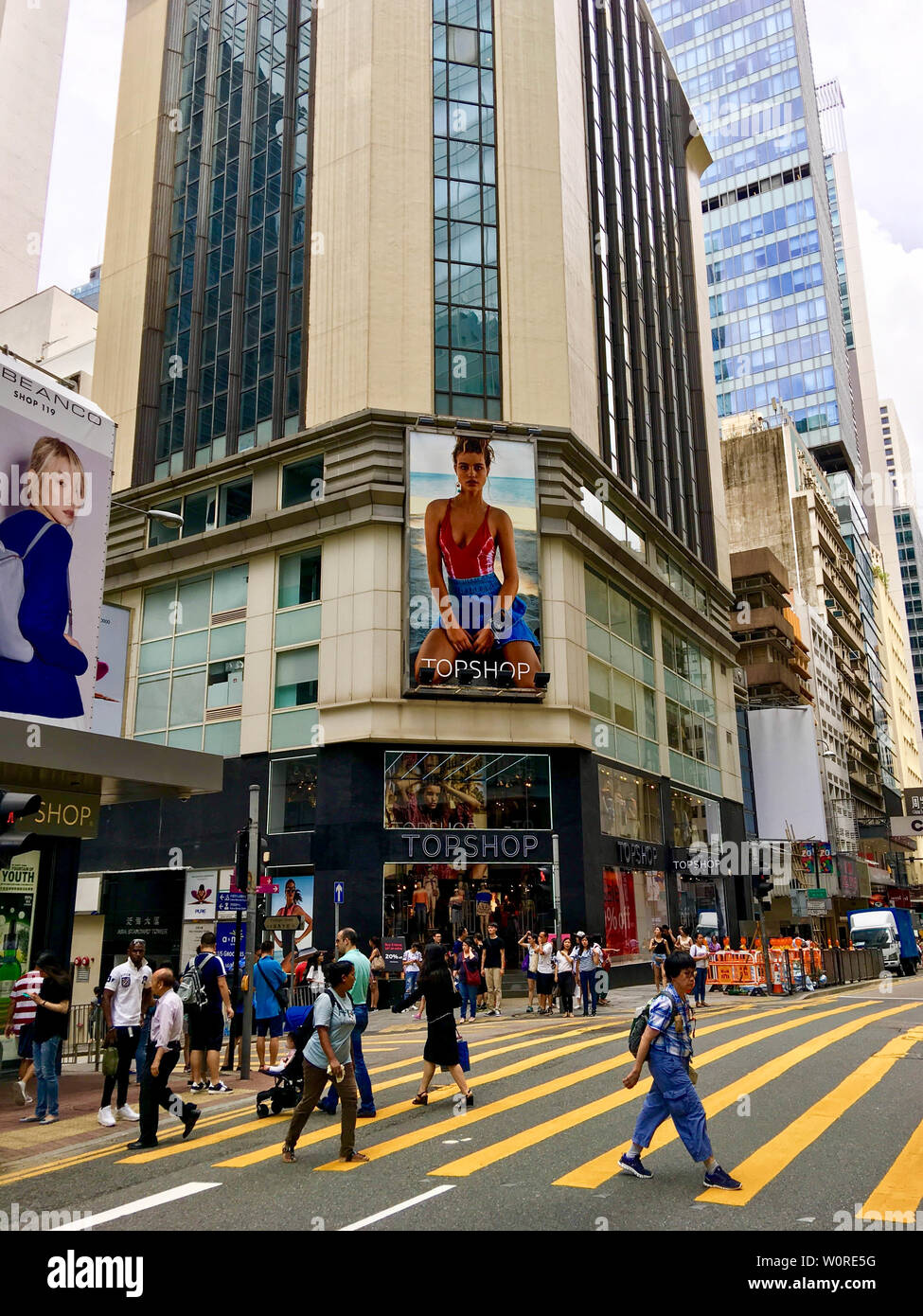 Sur un côté de la rue, marché dans la Région administrative spéciale de Hong Kong, le plus à la masse de quilles, tramways traditionnels (Ding Ding voitures) et un arrêt de bus sont des signes de l'atmosphère de la vie auxquels la population de Hong Kong tous les jours.) Banque D'Images