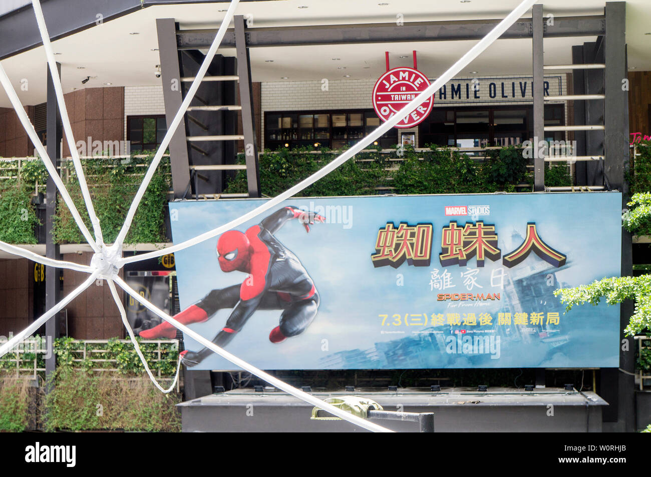 Taipei, Taiwan - le 27 juin 2019 : Publicité décoration pour le film 'Spider-Man : loin d'Accueil' et affiche à l'extérieur pour faire la promotion du film. Banque D'Images