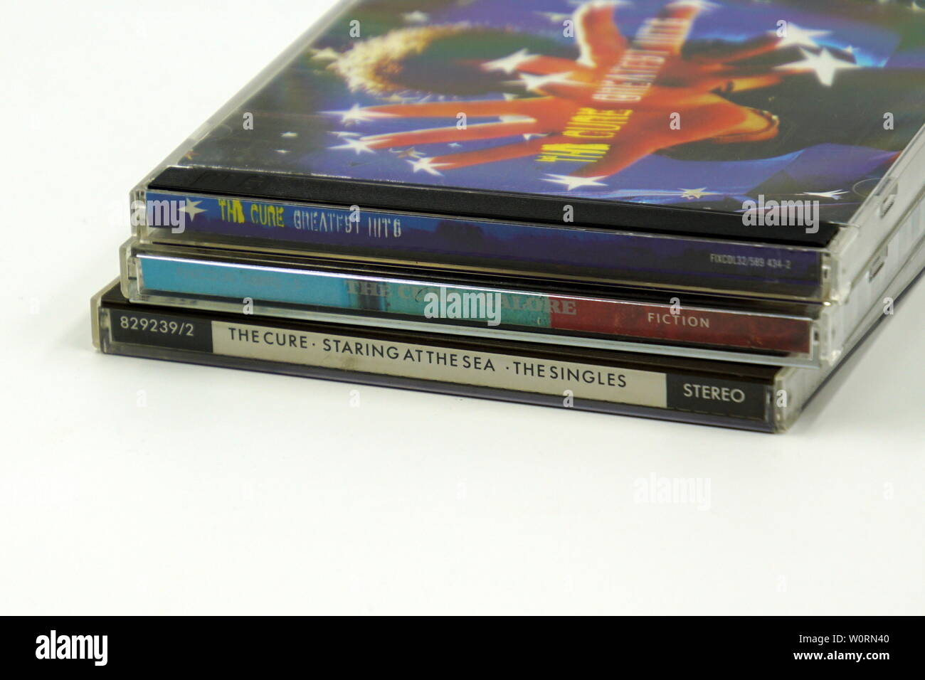 Amsterdam, Pays-Bas - le 8 février 2019 : Un disque compact (CD) Albums de groupe de rock anglais The Cure. Banque D'Images