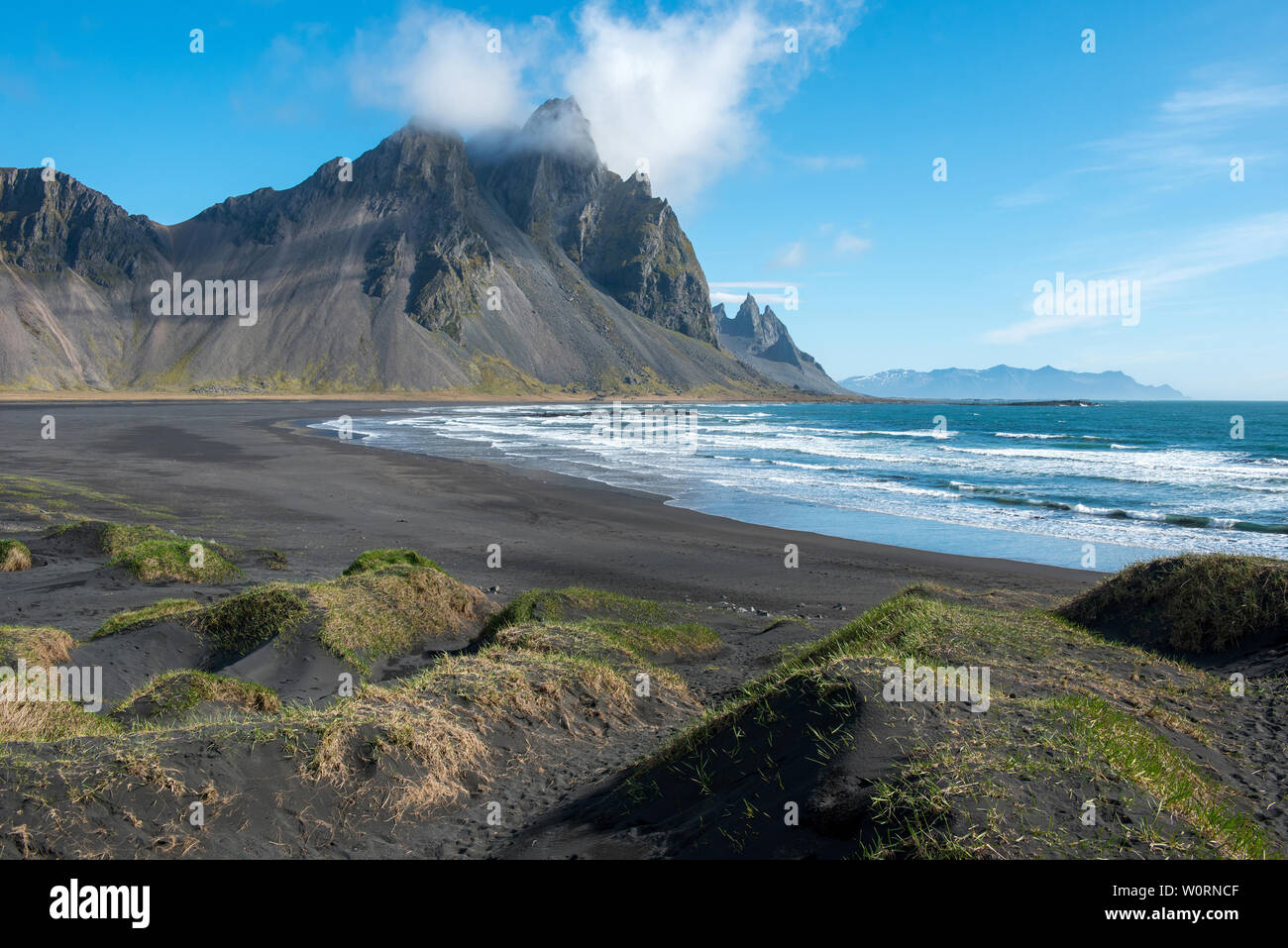 Paysage islandais, vue sur la montagne de Vestrahorn Stokksnes peninsula près de l'océan Atlantique. Hofn, Islande Banque D'Images