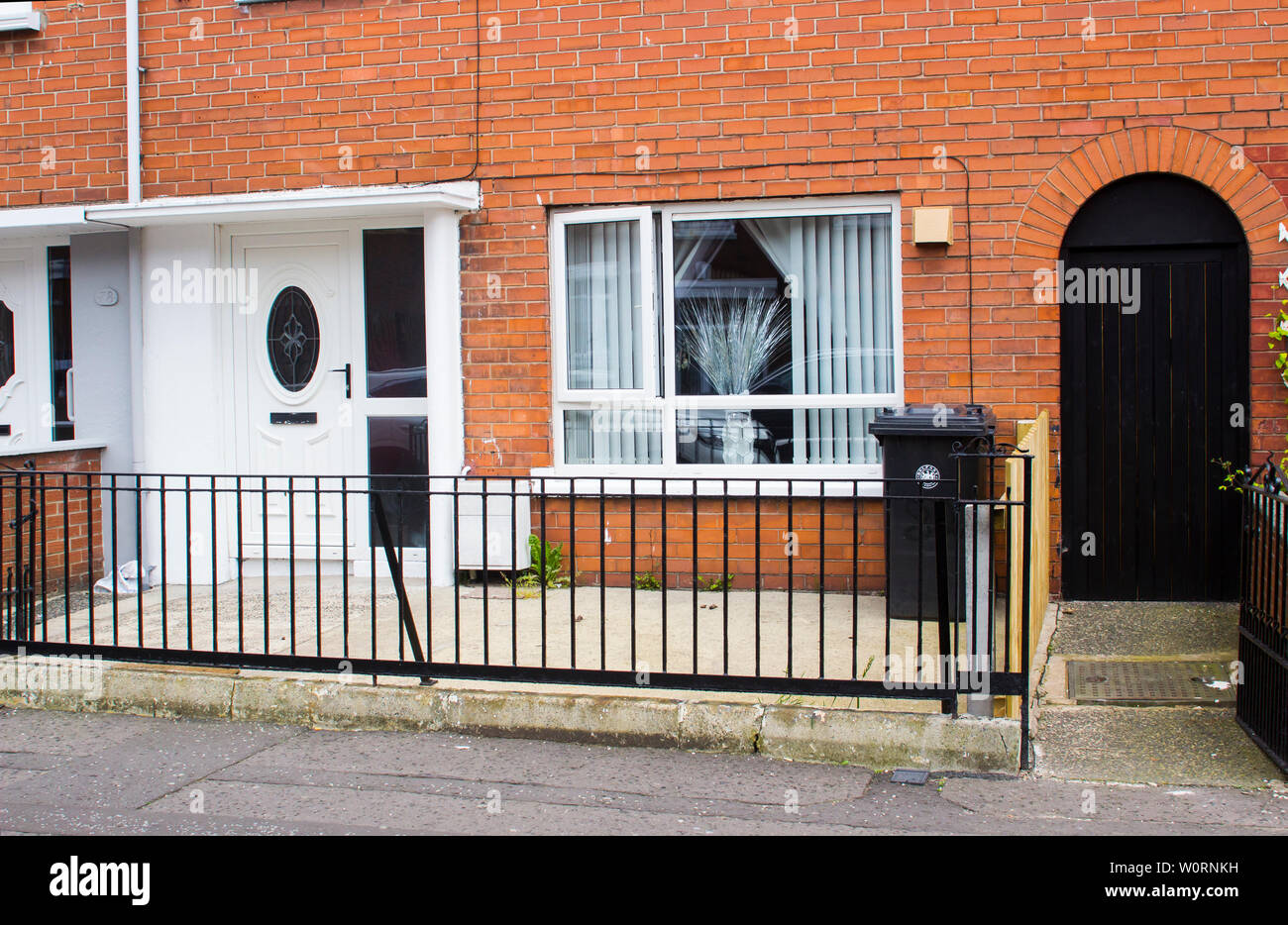Un exemple d'un milieu bien entretenu terrasse maison construite à Belfast dans les années 1950 dans le cadre de l'après guerre, le développement du logement social. Banque D'Images