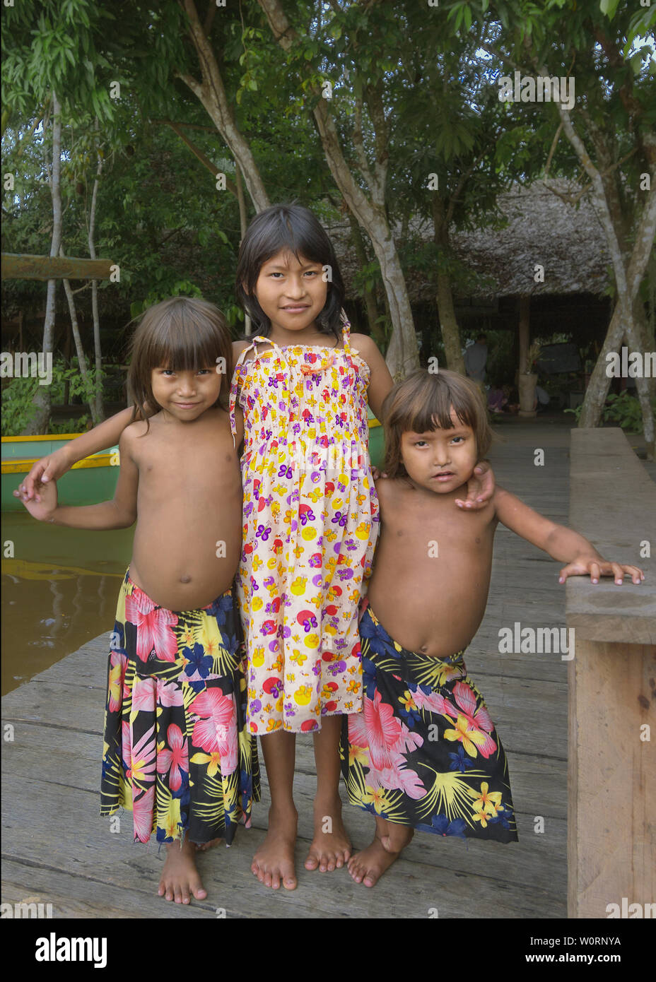 Les enfants des habitants autochtones du bassin de l'Orénoque. Banque D'Images