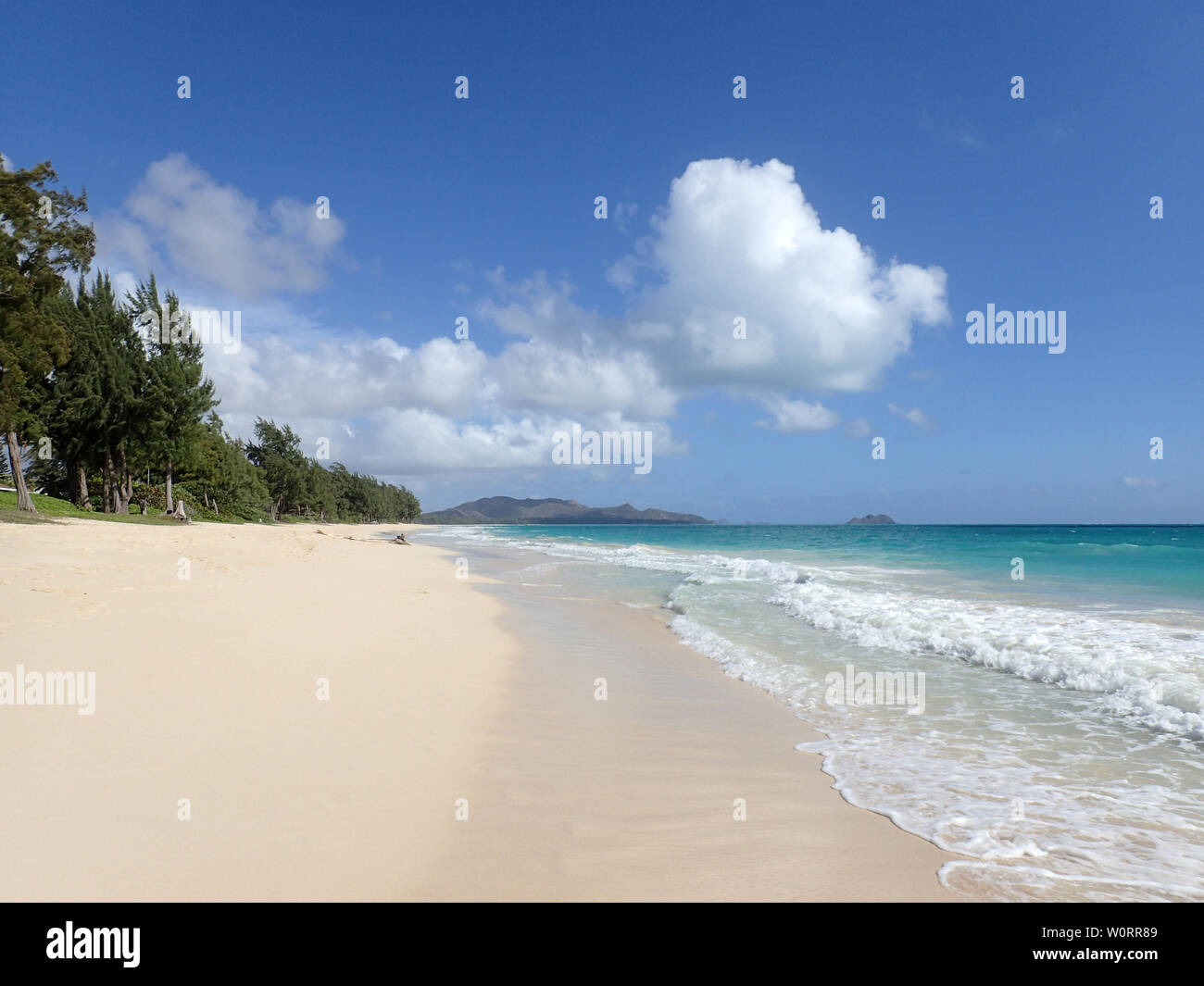 Waimanalo Beach à regarder vers mokulua islands sur Oahu, Hawaii. Banque D'Images