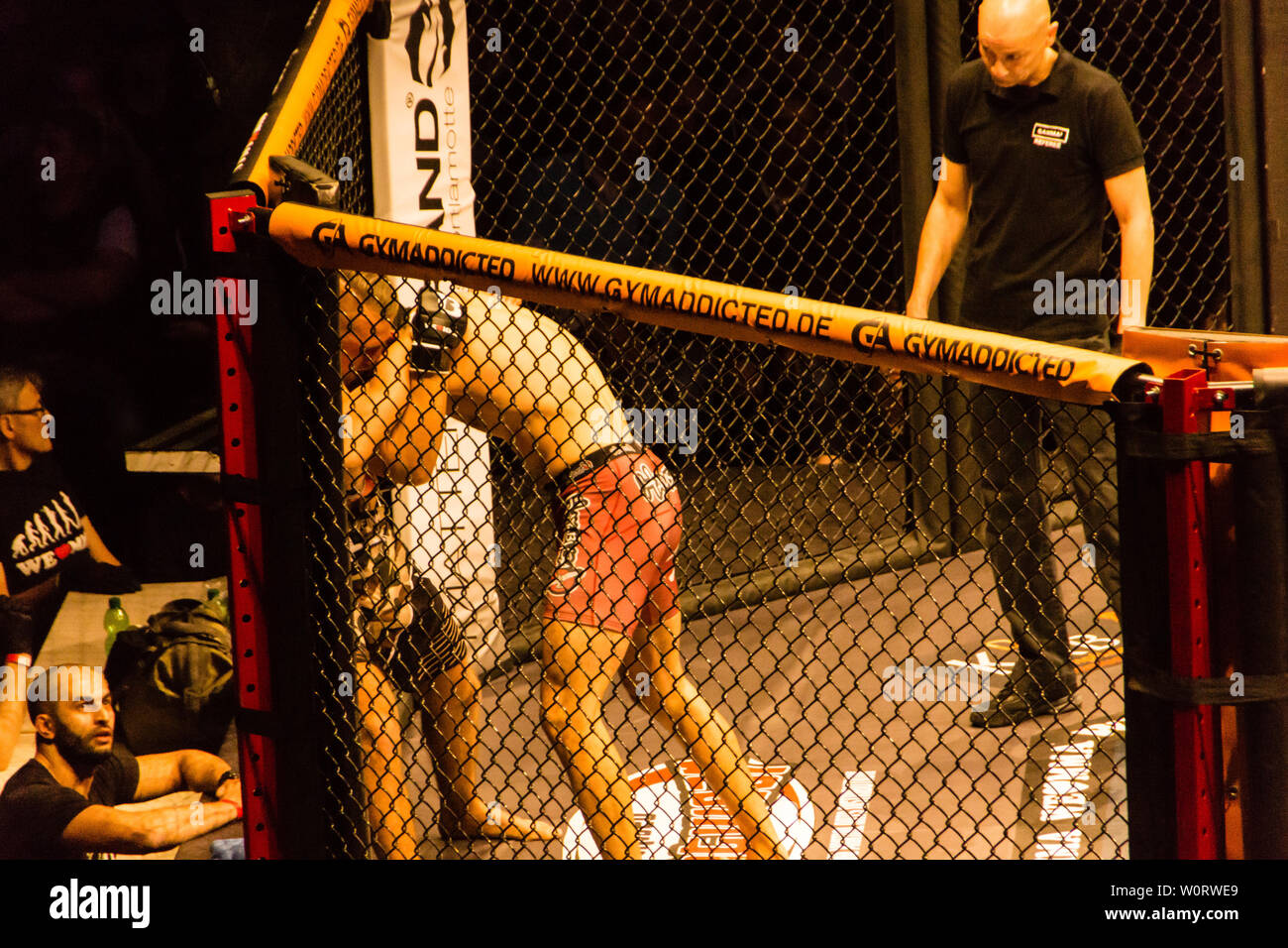 Hambourg, Allemagne - Nov 18th, 2017 : la lutte entre Artur Reis et Poorya Zaheri pendant que nous aimons MMA 34 Banque D'Images