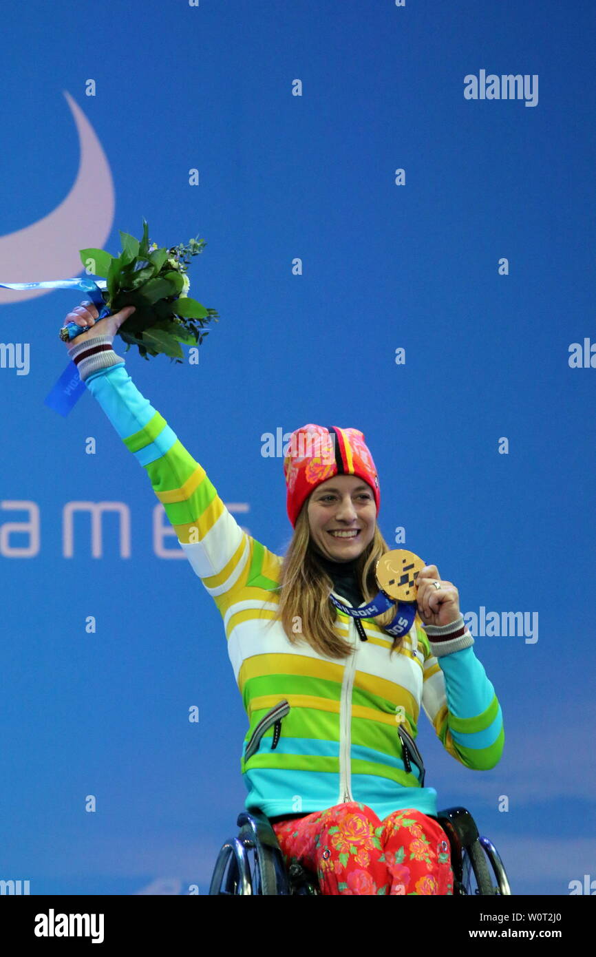 Anna Schaffelhuber bei der Siegerehrung Rosa Khutor Ski Alpin 6. Jeux paralympiques Jeux paralympiques Tag Sotschi Sotschi 2014 / 2014 Jeux paralympiques d'hiver de Sotchi Banque D'Images