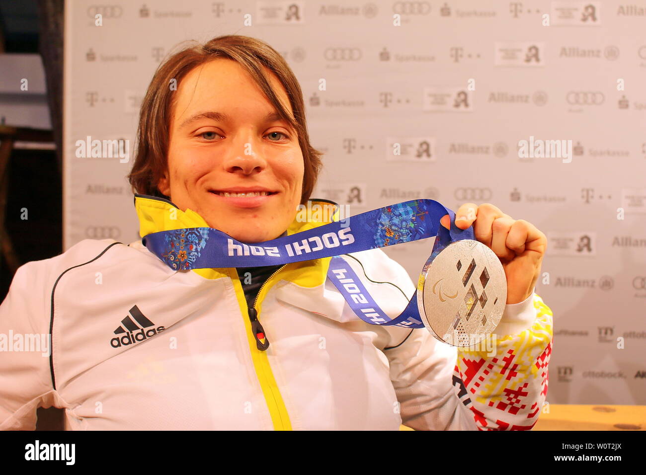Stolz präsentiert Anja Wicker ihre im Silbermedaille Deutsches Haus - Paralympiques Sotschi 2014 / 2014 Jeux paralympiques d'hiver de Sotchi Banque D'Images