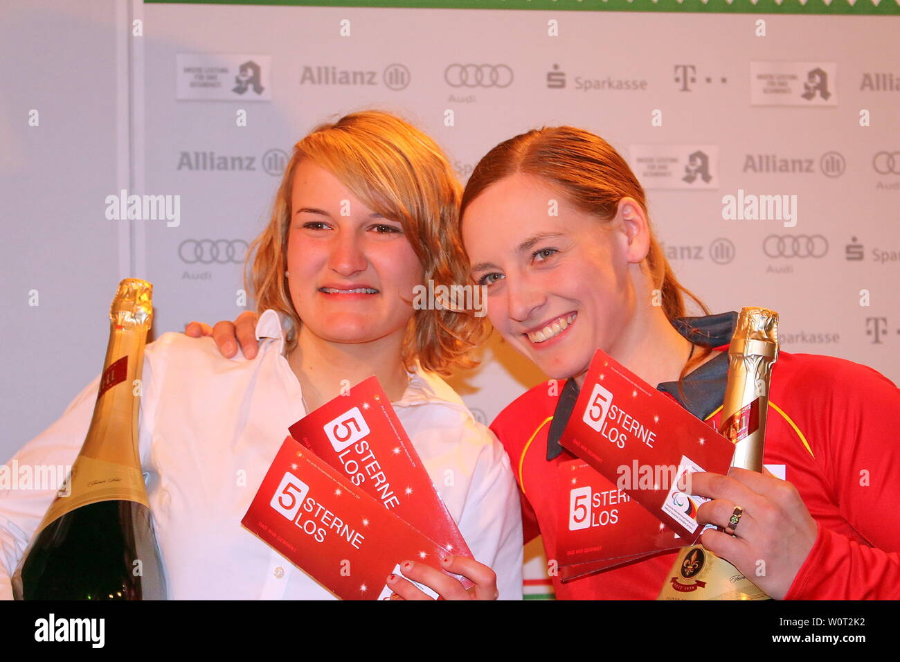 Die erfolgreichen alpinen Skiköniginnen im Deutschen Haus von Sotschi : Anna-Lena FORSTER (liens) und Anna SCHAFFELHUBER. Impressionen Deutsches Haus 7. Jeux paralympiques 2014 / Tag Sotschi Jeux paralympiques d'hiver de Sotchi 2014 Banque D'Images