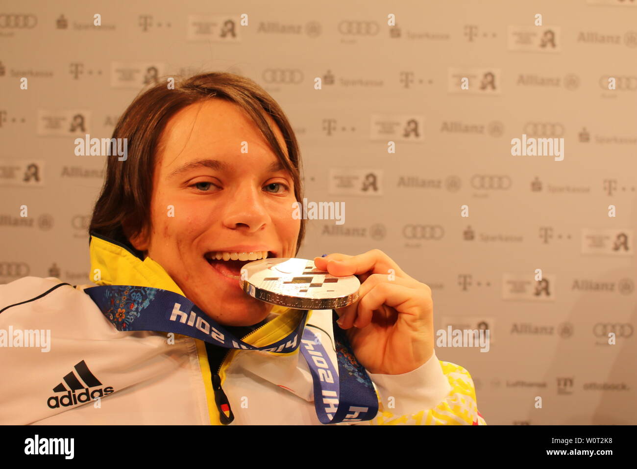Anja Wicker findet ihre Medaille zum gut Reinbeißen - Paralympiques Sotschi 2014 / 2014 Jeux paralympiques d'hiver de Sotchi Banque D'Images