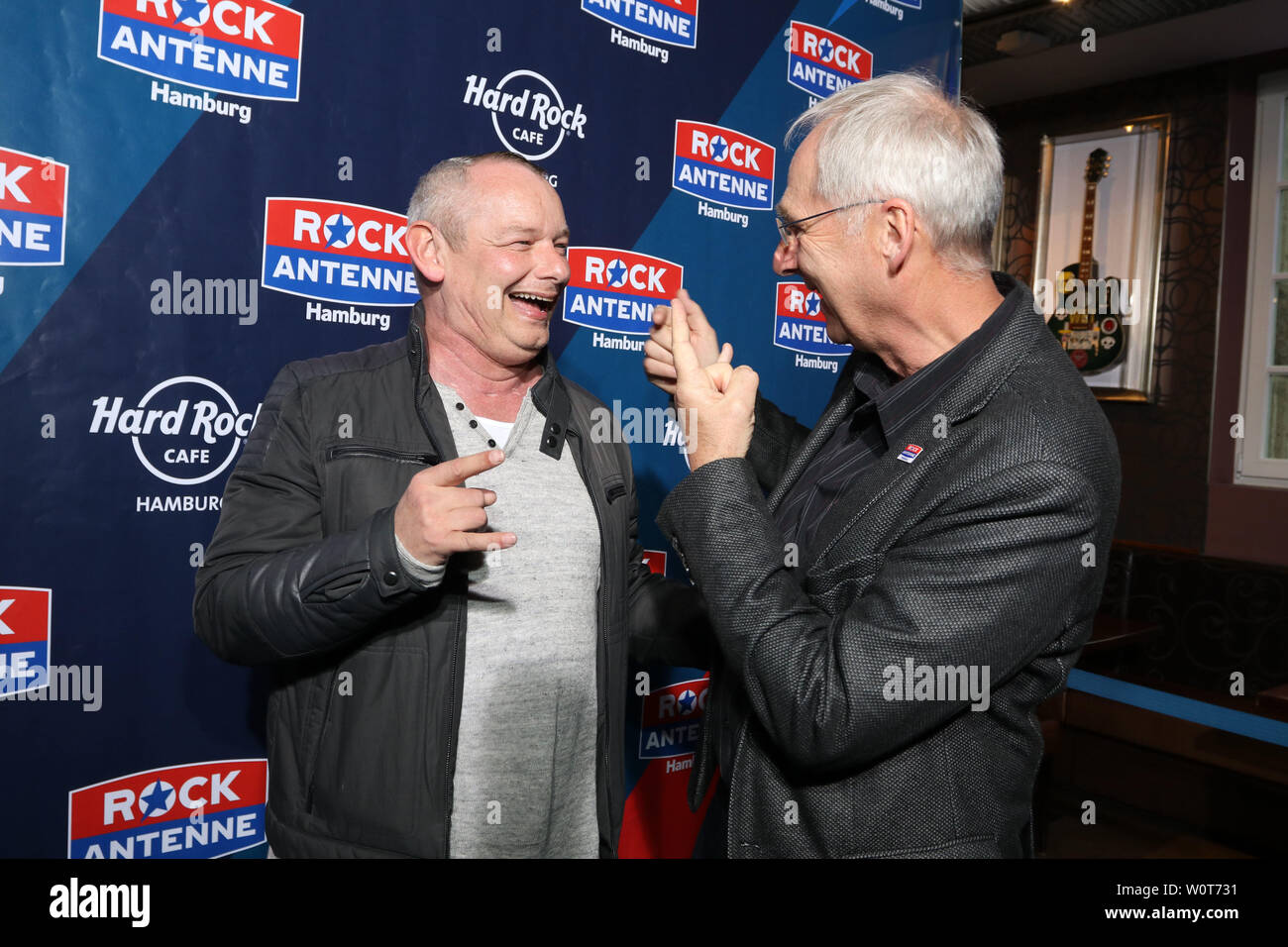 Joerg Reitmann, Harry Schulz, à parti de lancement du programme de l'Antenne du Sendestart zum Rock, Hard Rock Cafe Hambourg, 09.04.2018 Banque D'Images