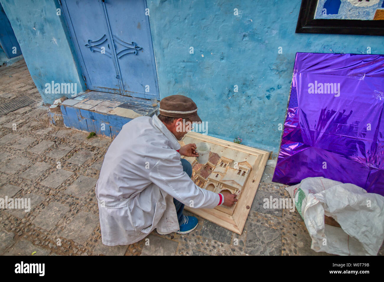 Chefchaouen, Maroc - 3 mai 2019 : Un artisan marocain travaillant sur une rue à Chefchaouen, Maroc Banque D'Images